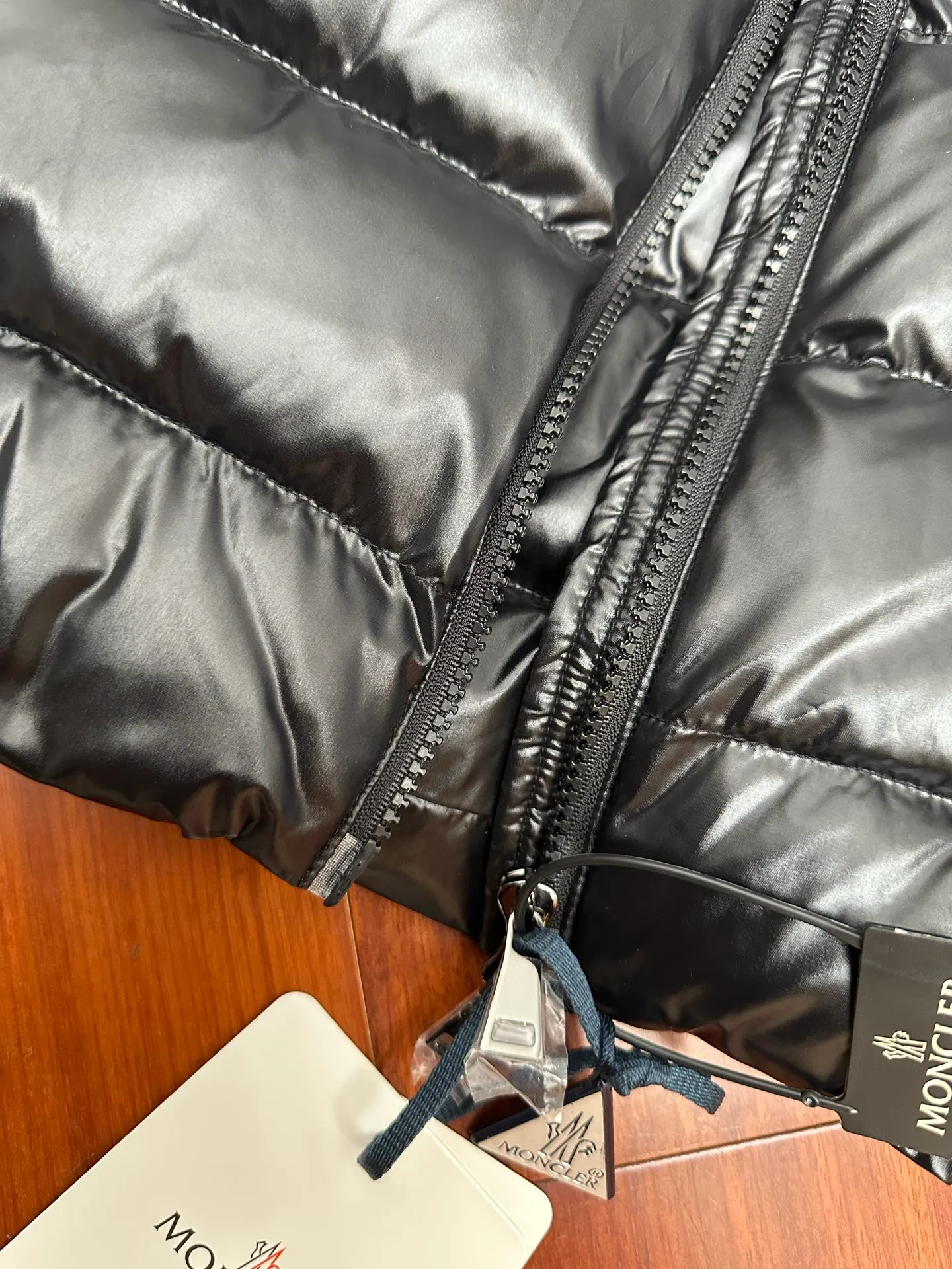 P560 Moncler/moncler/mask/down jacket/light vest Ghany women's down vest 2021 new national standard 90 plain white duck down has passed the inspection, the feather bones are minimal, no silk, you can cut it to pieces, customized nylon (nylon) bright fabric, original customized hardware zipper, high-tech precision wiring, every line is straight.  size: 1-4 yards