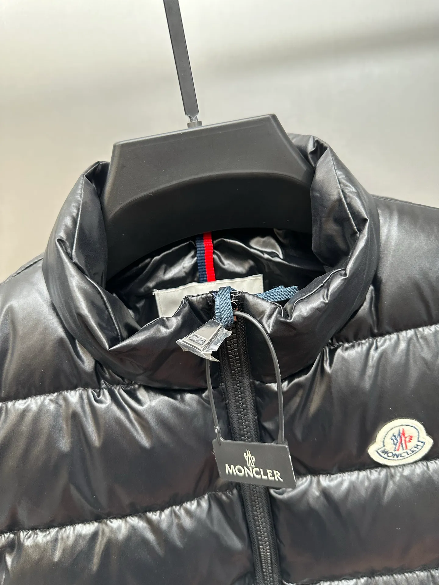 P560 Moncler/moncler/mask/down jacket/light vest Ghany women's down vest 2021 new national standard 90 plain white duck down has passed the inspection, the feather bones are minimal, no silk, you can cut it to pieces, customized nylon (nylon) bright fabric, original customized hardware zipper, high-tech precision wiring, every line is straight.  size: 1-4 yards