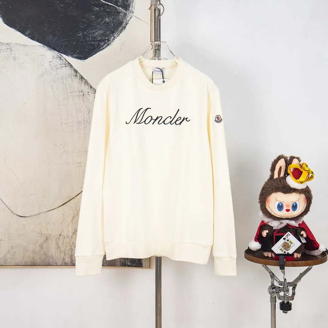 P380 zp version [exclusive supply] MONCLER masked embroidered armband sweatshirt Fabric: Made of 380g brushed sweatshirt terry, the fabric is brushed to make the surface feel softer and smoother. The thread is matched with 1*1 double yarn thread. Craftsmanship: Embroidery uses 3D multi-dimensional embroidery, embellished with connected brand embroidered letters. The armband is made of sheepskin composite embroidery technology. Made from soft cotton fleece, this sweatshirt is suitable for all seasons. Round neck design, embellished with logo embroidery, inspired by college baseball uniforms. Round neck made of cotton fleece fabric Logo embossed and embroidered Accessories: Customized 1:1 washed logo Accessories: Customized 1:1 embroidered armband Craftsmanship: Customized 1:1 three-dimensional embroidery Color: Black Apricot Size: S M L XL Number: XS10226