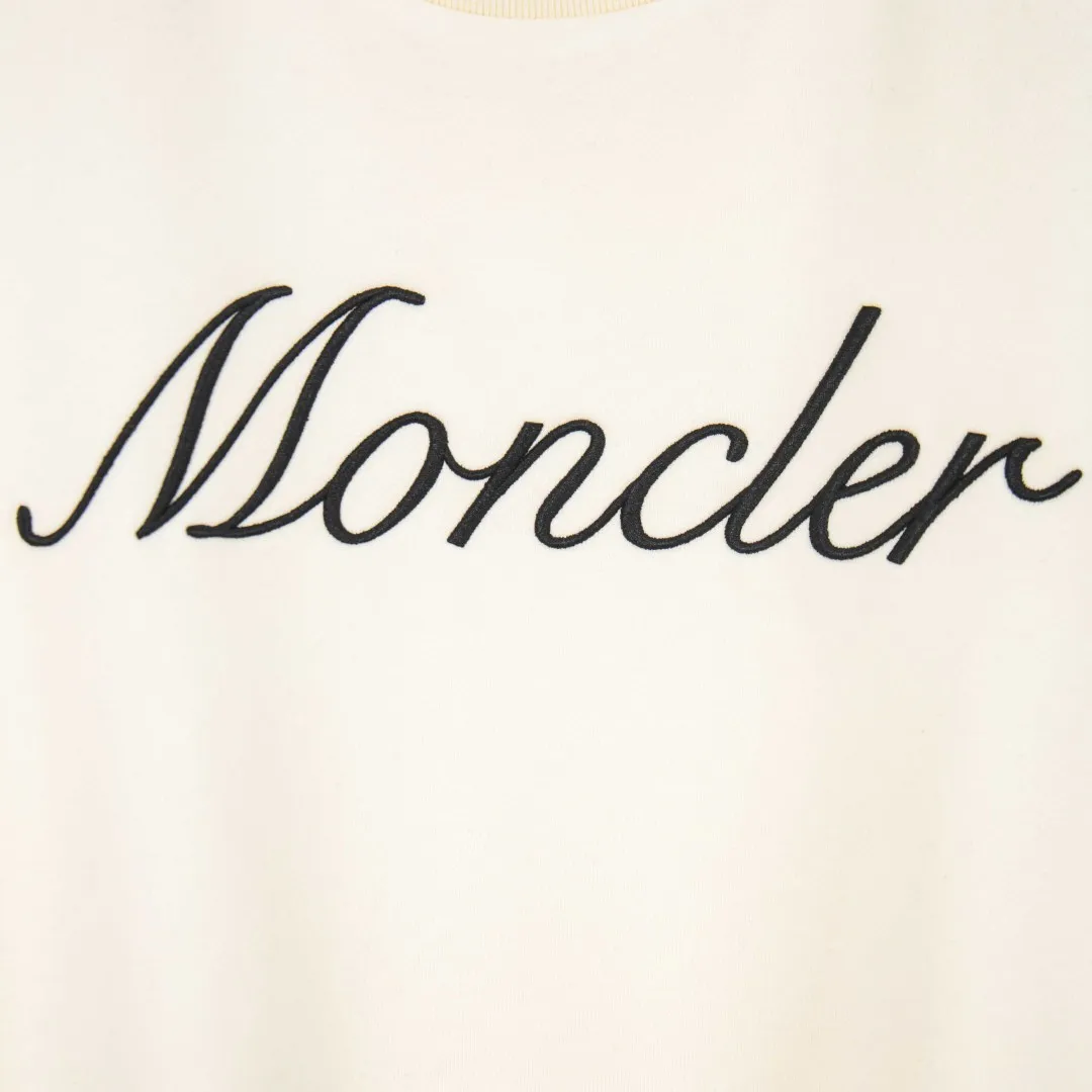 P380 zp version [exclusive supply] MONCLER masked embroidered armband sweatshirt Fabric: Made of 380g brushed sweatshirt terry, the fabric is brushed to make the surface feel softer and smoother. The thread is matched with 1*1 double yarn thread. Craftsmanship: Embroidery uses 3D multi-dimensional embroidery, embellished with connected brand embroidered letters. The armband is made of sheepskin composite embroidery technology. Made from soft cotton fleece, this sweatshirt is suitable for all seasons. Round neck design, embellished with logo embroidery, inspired by college baseball uniforms. Round neck made of cotton fleece fabric Logo embossed and embroidered Accessories: Customized 1:1 washed logo Accessories: Customized 1:1 embroidered armband Craftsmanship: Customized 1:1 three-dimensional embroidery Color: Black Apricot Size: S M L XL Number: XS10226