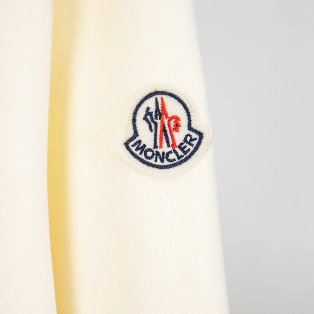 P380 zp version [exclusive supply] MONCLER masked embroidered armband sweatshirt Fabric: Made of 380g brushed sweatshirt terry, the fabric is brushed to make the surface feel softer and smoother. The thread is matched with 1*1 double yarn thread. Craftsmanship: Embroidery uses 3D multi-dimensional embroidery, embellished with connected brand embroidered letters. The armband is made of sheepskin composite embroidery technology. Made from soft cotton fleece, this sweatshirt is suitable for all seasons. Round neck design, embellished with logo embroidery, inspired by college baseball uniforms. Round neck made of cotton fleece fabric Logo embossed and embroidered Accessories: Customized 1:1 washed logo Accessories: Customized 1:1 embroidered armband Craftsmanship: Customized 1:1 three-dimensional embroidery Color: Black Apricot Size: S M L XL Number: XS10226