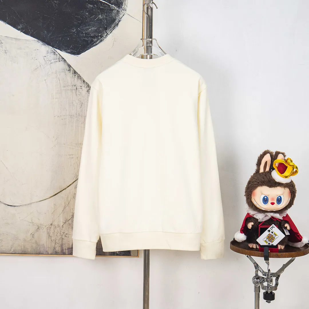 P380 zp version [exclusive supply] MONCLER masked embroidered armband sweatshirt Fabric: Made of 380g brushed sweatshirt terry, the fabric is brushed to make the surface feel softer and smoother. The thread is matched with 1*1 double yarn thread. Craftsmanship: Embroidery uses 3D multi-dimensional embroidery, embellished with connected brand embroidered letters. The armband is made of sheepskin composite embroidery technology. Made from soft cotton fleece, this sweatshirt is suitable for all seasons. Round neck design, embellished with logo embroidery, inspired by college baseball uniforms. Round neck made of cotton fleece fabric Logo embossed and embroidered Accessories: Customized 1:1 washed logo Accessories: Customized 1:1 embroidered armband Craftsmanship: Customized 1:1 three-dimensional embroidery Color: Black Apricot Size: S M L XL Number: XS10226