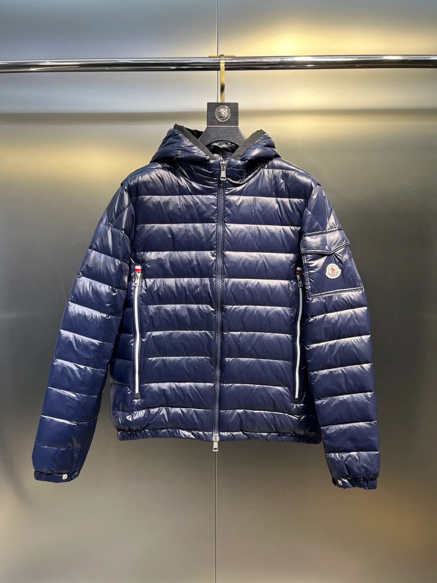 P880 Moncler🌟A representative piece of classic design, the Galion down jacket is made of iconic nylon laqué fabric. Available in a variety of colors, the straight fit and block quilting of this hooded down jacket make it a classic - a true wardrobe staple.  size: 12345