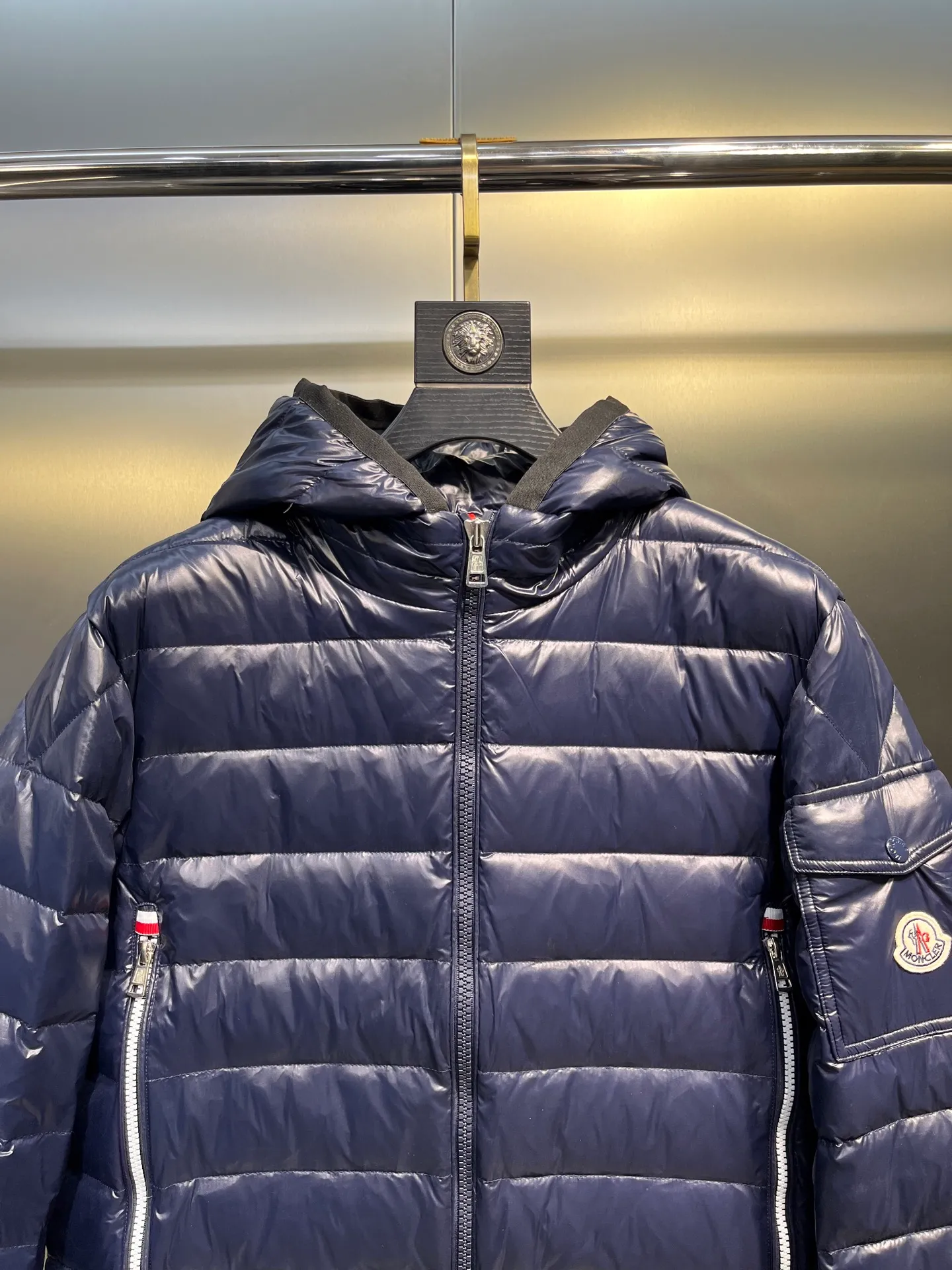 P880 Moncler🌟A representative piece of classic design, the Galion down jacket is made of iconic nylon laqué fabric. Available in a variety of colors, the straight fit and block quilting of this hooded down jacket make it a classic - a true wardrobe staple.  size: 12345