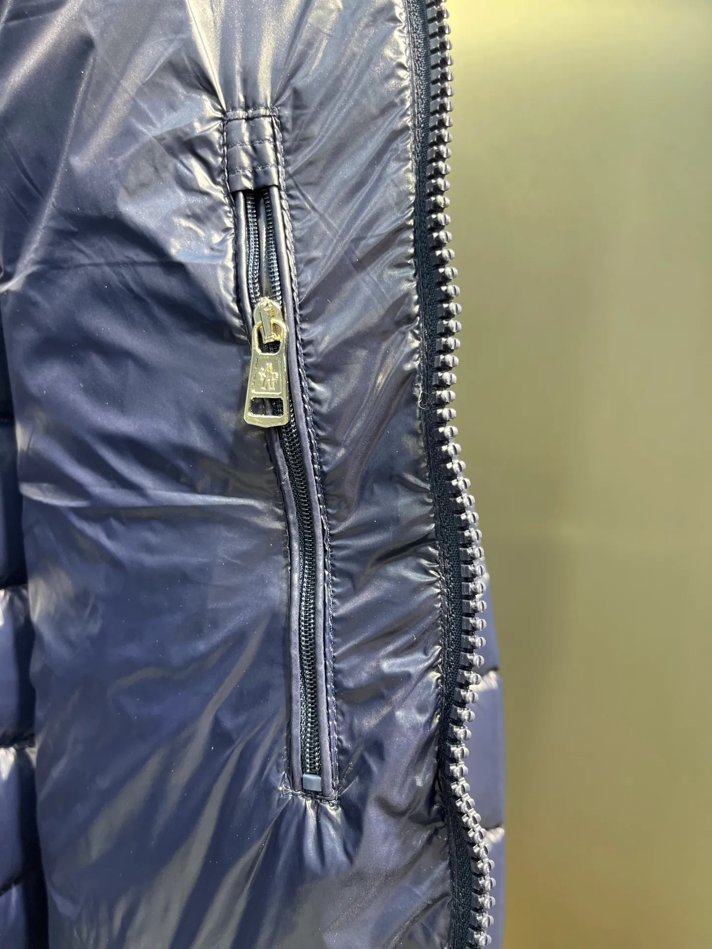 P880 Moncler🌟A representative piece of classic design, the Galion down jacket is made of iconic nylon laqué fabric. Available in a variety of colors, the straight fit and block quilting of this hooded down jacket make it a classic - a true wardrobe staple.  size: 12345