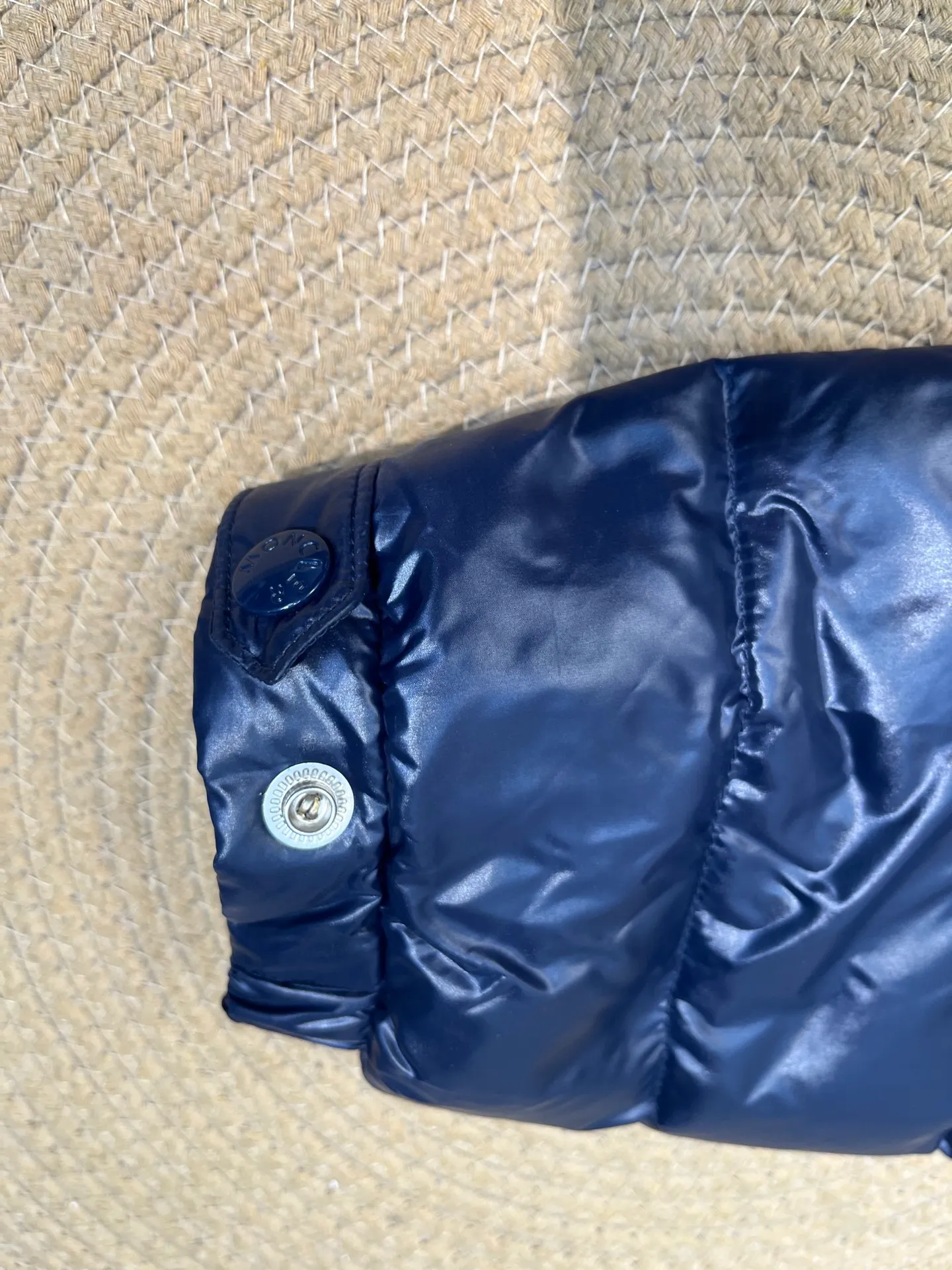 P880 Moncler🌟A representative piece of classic design, the Galion down jacket is made of iconic nylon laqué fabric. Available in a variety of colors, the straight fit and block quilting of this hooded down jacket make it a classic - a true wardrobe staple.  size: 12345