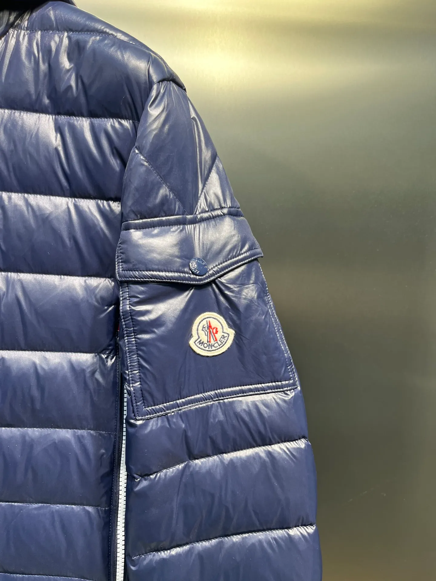 P880 Moncler🌟A representative piece of classic design, the Galion down jacket is made of iconic nylon laqué fabric. Available in a variety of colors, the straight fit and block quilting of this hooded down jacket make it a classic - a true wardrobe staple.  size: 12345