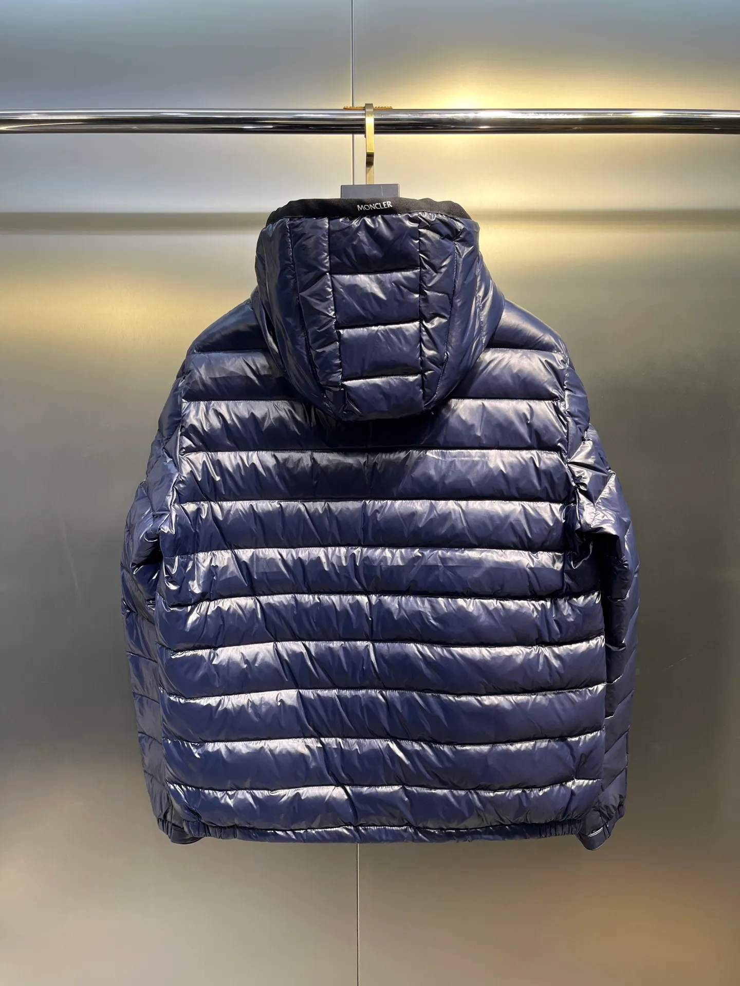 P880 Moncler🌟A representative piece of classic design, the Galion down jacket is made of iconic nylon laqué fabric. Available in a variety of colors, the straight fit and block quilting of this hooded down jacket make it a classic - a true wardrobe staple.  size: 12345