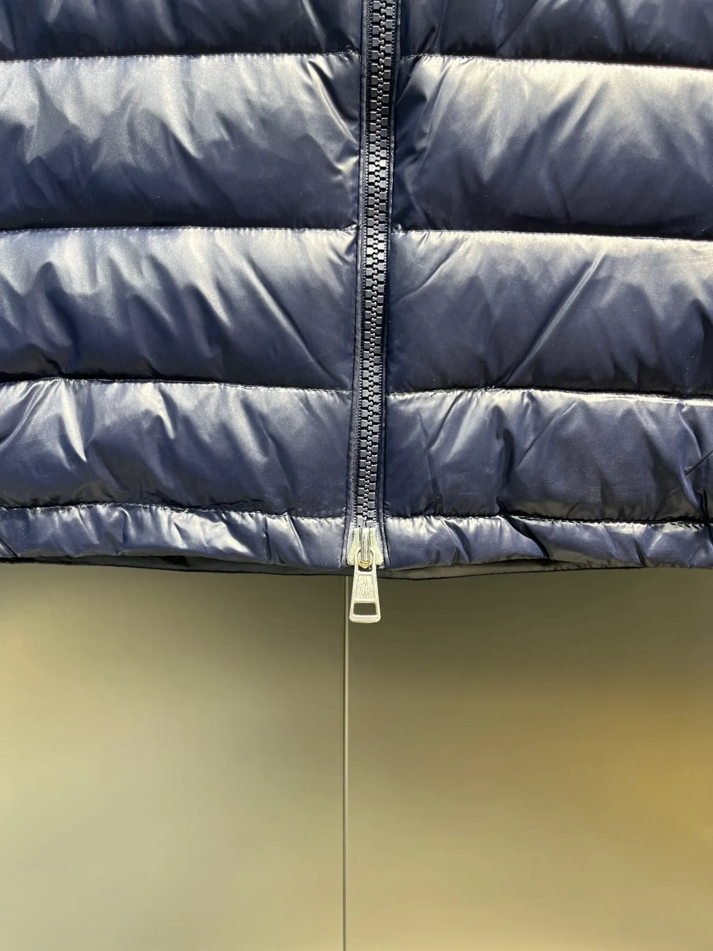 P880 Moncler🌟A representative piece of classic design, the Galion down jacket is made of iconic nylon laqué fabric. Available in a variety of colors, the straight fit and block quilting of this hooded down jacket make it a classic - a true wardrobe staple.  size: 12345
