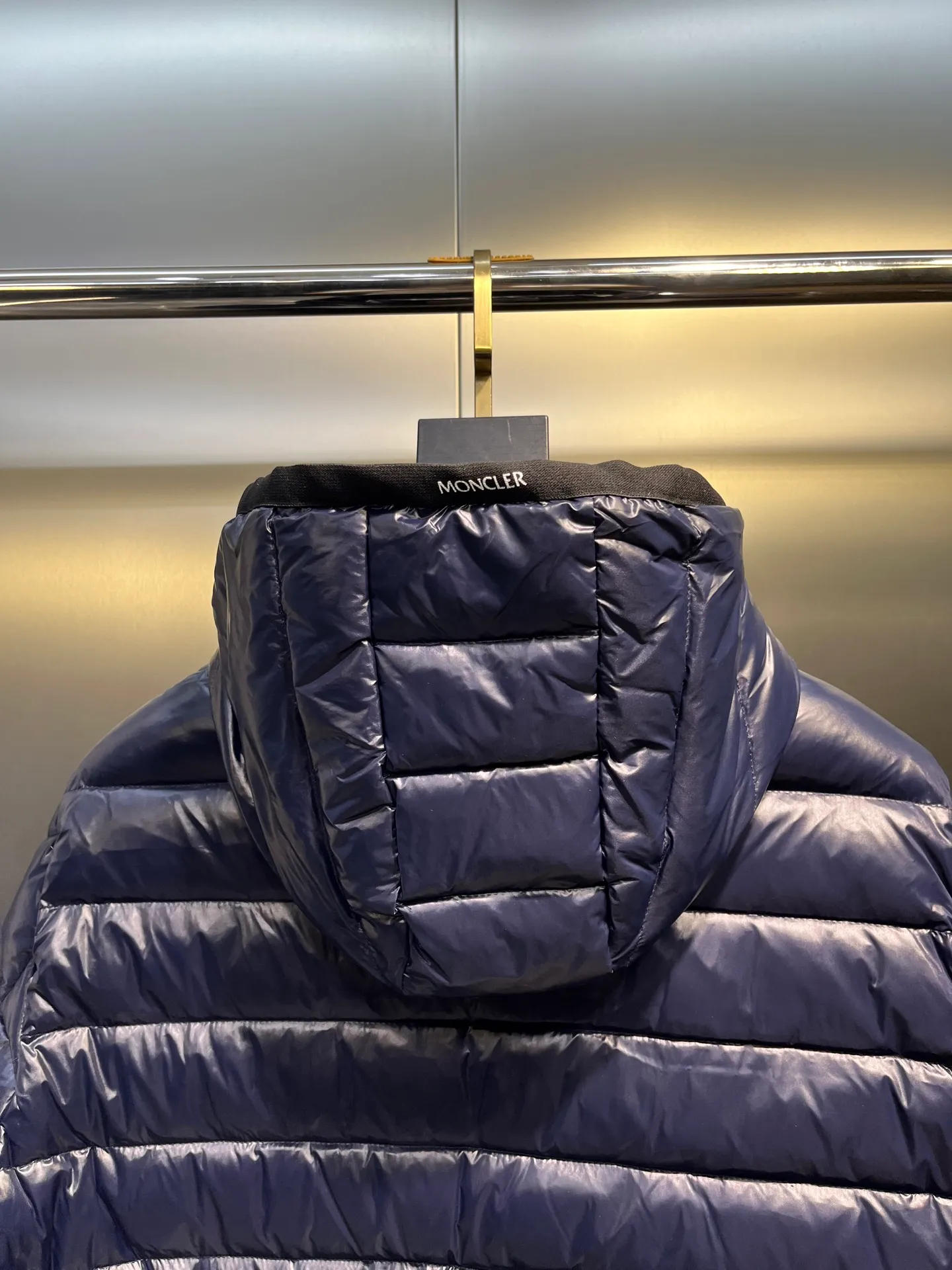 P880 Moncler🌟A representative piece of classic design, the Galion down jacket is made of iconic nylon laqué fabric. Available in a variety of colors, the straight fit and block quilting of this hooded down jacket make it a classic - a true wardrobe staple.  size: 12345