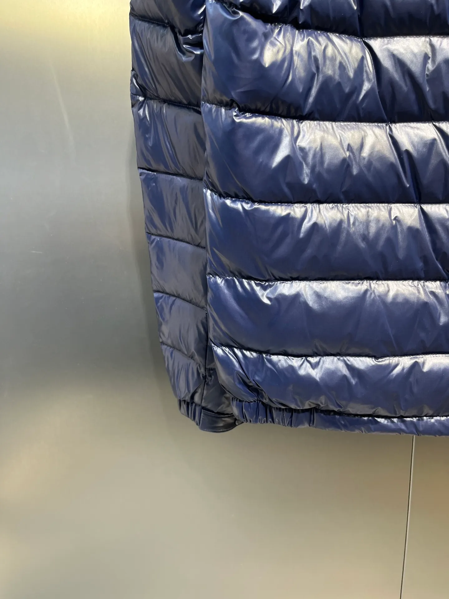P880 Moncler🌟A representative piece of classic design, the Galion down jacket is made of iconic nylon laqué fabric. Available in a variety of colors, the straight fit and block quilting of this hooded down jacket make it a classic - a true wardrobe staple.  size: 12345