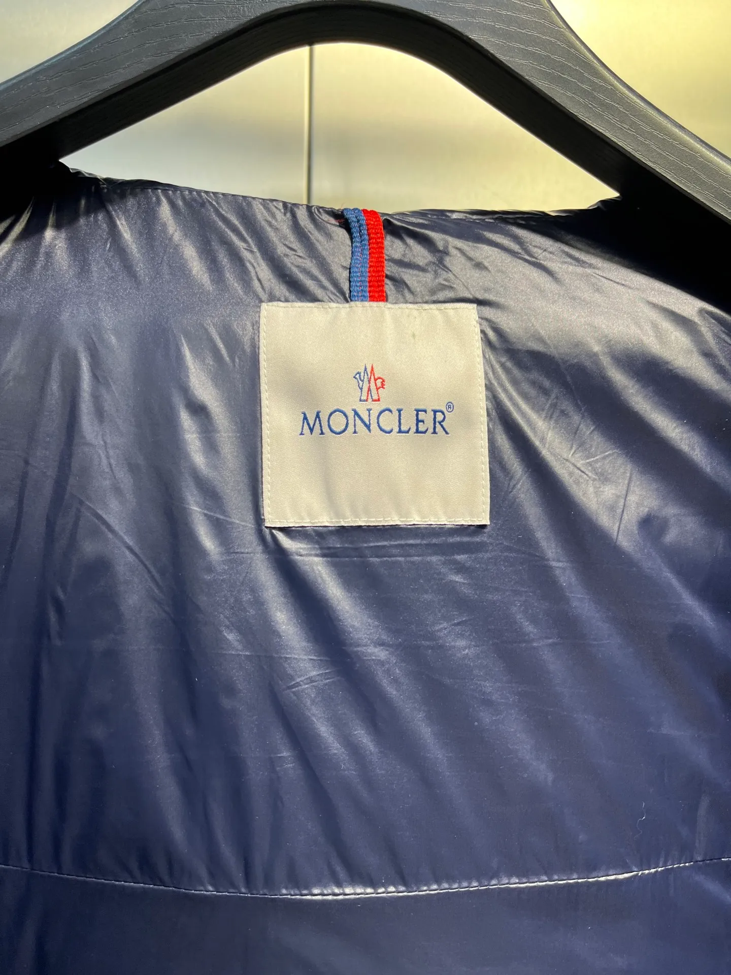P880 Moncler🌟A representative piece of classic design, the Galion down jacket is made of iconic nylon laqué fabric. Available in a variety of colors, the straight fit and block quilting of this hooded down jacket make it a classic - a true wardrobe staple.  size: 12345