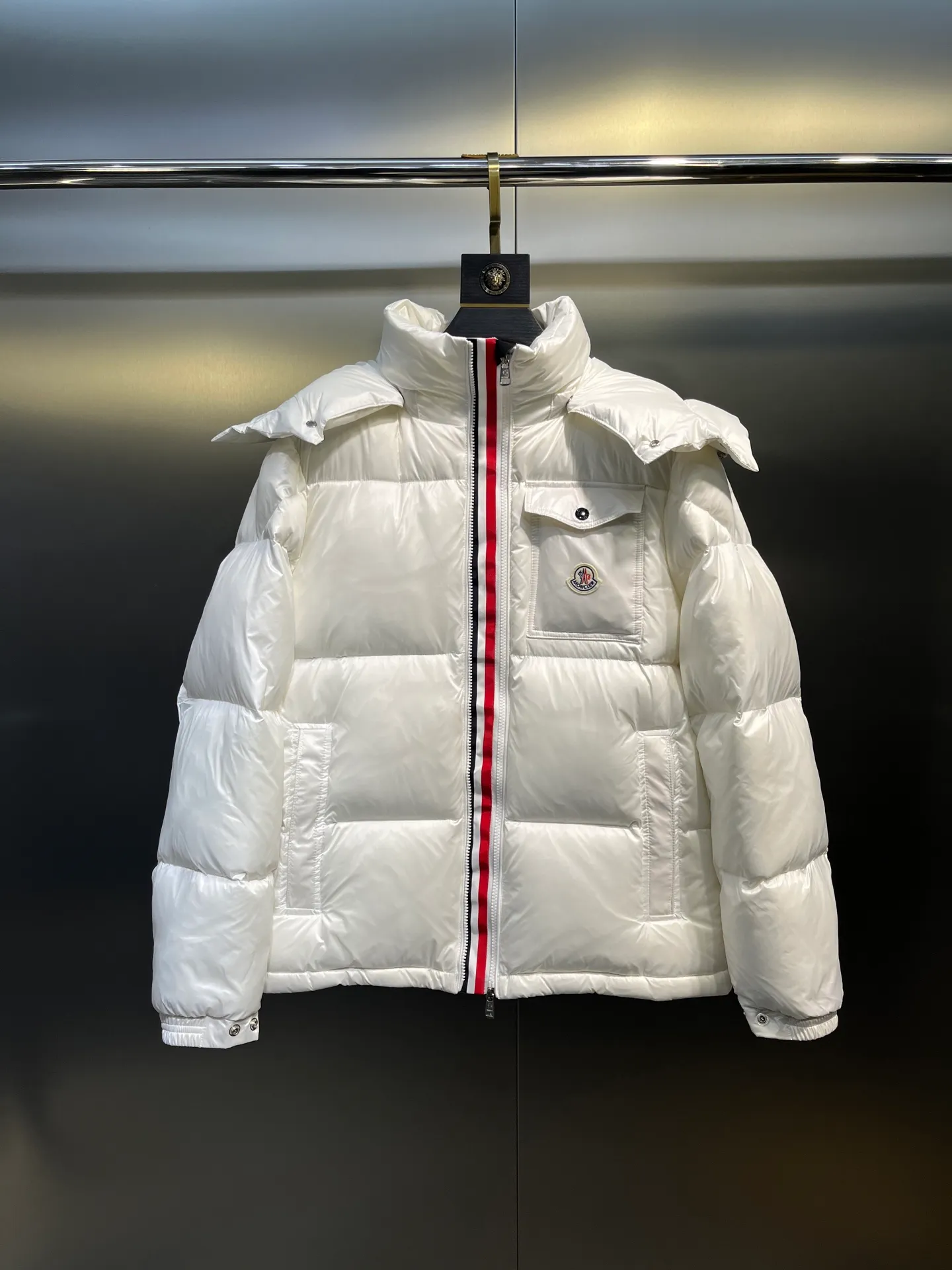 P700 moncler🌟 Black Mouth Rainbow Strips🌈 (double zipper, top version comes with handbag) Moncler Moncler Moncler Maya Ribbon Double Zipper Series Classic and versatile down jacket for men and women. There are too many versions on the market, quality and price are proportional. ➖Authentic synchronous anti-counterfeiting chip induction! ➖The high version of the classic series will never be misleading like false goose down! ➖15d nylon fabric lining is of the highest standard, never velvet! ➖The original Velcro is durable, and the accessories and hardware are all custom-made from the original factory, 100% restoring the replica quality! ➖The perfect combination of every link ensures the smoothness of every piece of clothing, the Rolls-Royce of down jackets!   Size: 1-5