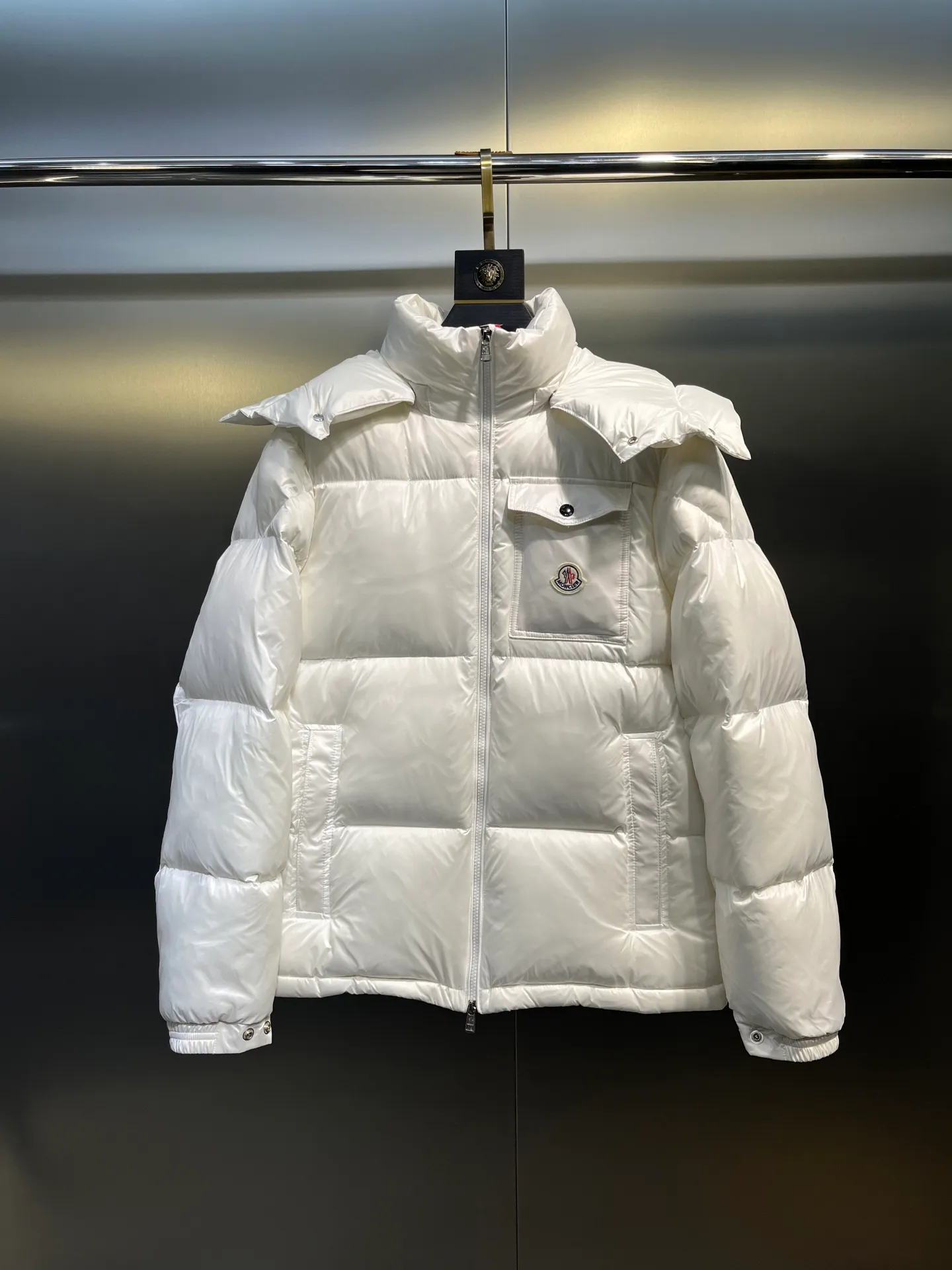 P700 moncler🌟 Black Mouth Rainbow Strips🌈 (double zipper, top version comes with handbag) Moncler Moncler Moncler Maya Ribbon Double Zipper Series Classic and versatile down jacket for men and women. There are too many versions on the market, quality and price are proportional. ➖Authentic synchronous anti-counterfeiting chip induction! ➖The high version of the classic series will never be misleading like false goose down! ➖15d nylon fabric lining is of the highest standard, never velvet! ➖The original Velcro is durable, and the accessories and hardware are all custom-made from the original factory, 100% restoring the replica quality! ➖The perfect combination of every link ensures the smoothness of every piece of clothing, the Rolls-Royce of down jackets!   Size: 1-5