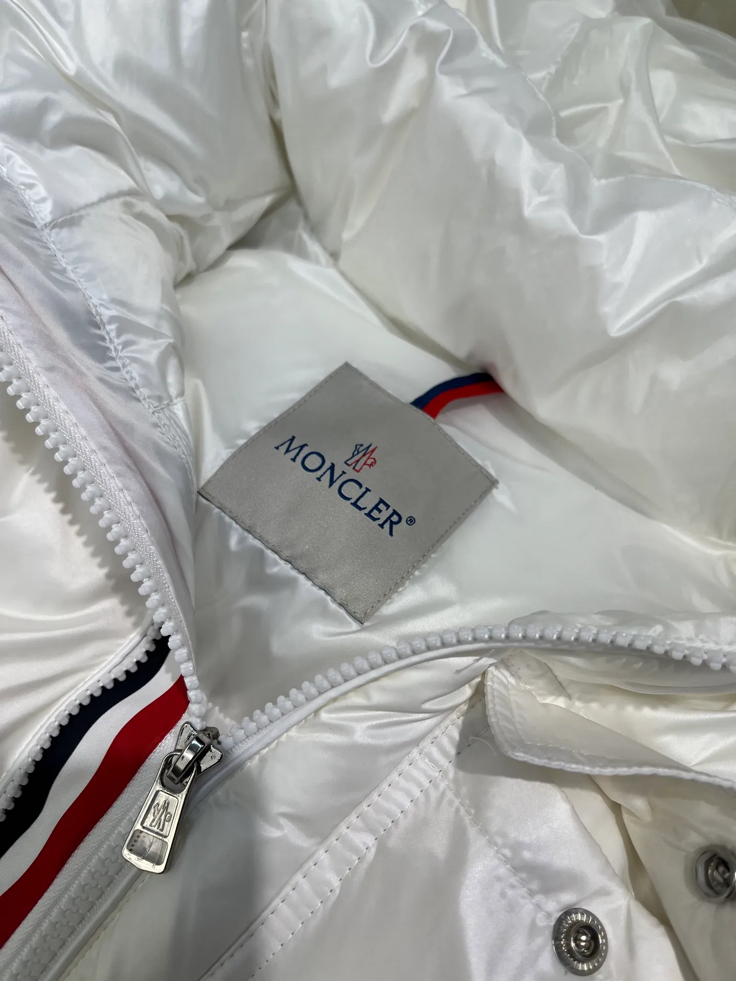 P700 moncler🌟 Black Mouth Rainbow Strips🌈 (double zipper, top version comes with handbag) Moncler Moncler Moncler Maya Ribbon Double Zipper Series Classic and versatile down jacket for men and women. There are too many versions on the market, quality and price are proportional. ➖Authentic synchronous anti-counterfeiting chip induction! ➖The high version of the classic series will never be misleading like false goose down! ➖15d nylon fabric lining is of the highest standard, never velvet! ➖The original Velcro is durable, and the accessories and hardware are all custom-made from the original factory, 100% restoring the replica quality! ➖The perfect combination of every link ensures the smoothness of every piece of clothing, the Rolls-Royce of down jackets!   Size: 1-5