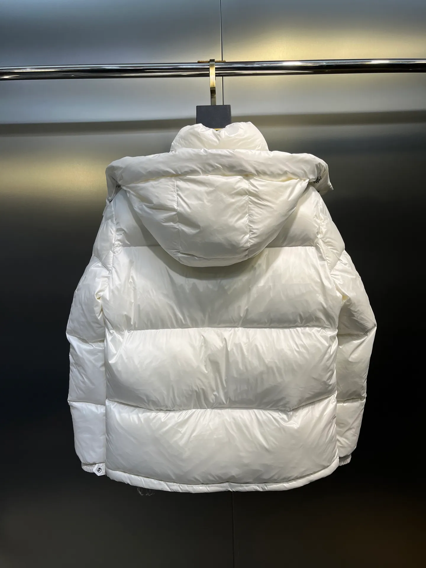 P700 moncler🌟 Black Mouth Rainbow Strips🌈 (double zipper, top version comes with handbag) Moncler Moncler Moncler Maya Ribbon Double Zipper Series Classic and versatile down jacket for men and women. There are too many versions on the market, quality and price are proportional. ➖Authentic synchronous anti-counterfeiting chip induction! ➖The high version of the classic series will never be misleading like false goose down! ➖15d nylon fabric lining is of the highest standard, never velvet! ➖The original Velcro is durable, and the accessories and hardware are all custom-made from the original factory, 100% restoring the replica quality! ➖The perfect combination of every link ensures the smoothness of every piece of clothing, the Rolls-Royce of down jackets!   Size: 1-5