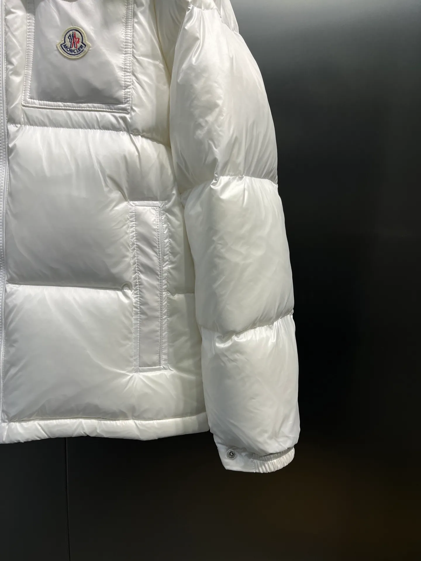 P700 moncler🌟 Black Mouth Rainbow Strips🌈 (double zipper, top version comes with handbag) Moncler Moncler Moncler Maya Ribbon Double Zipper Series Classic and versatile down jacket for men and women. There are too many versions on the market, quality and price are proportional. ➖Authentic synchronous anti-counterfeiting chip induction! ➖The high version of the classic series will never be misleading like false goose down! ➖15d nylon fabric lining is of the highest standard, never velvet! ➖The original Velcro is durable, and the accessories and hardware are all custom-made from the original factory, 100% restoring the replica quality! ➖The perfect combination of every link ensures the smoothness of every piece of clothing, the Rolls-Royce of down jackets!   Size: 1-5
