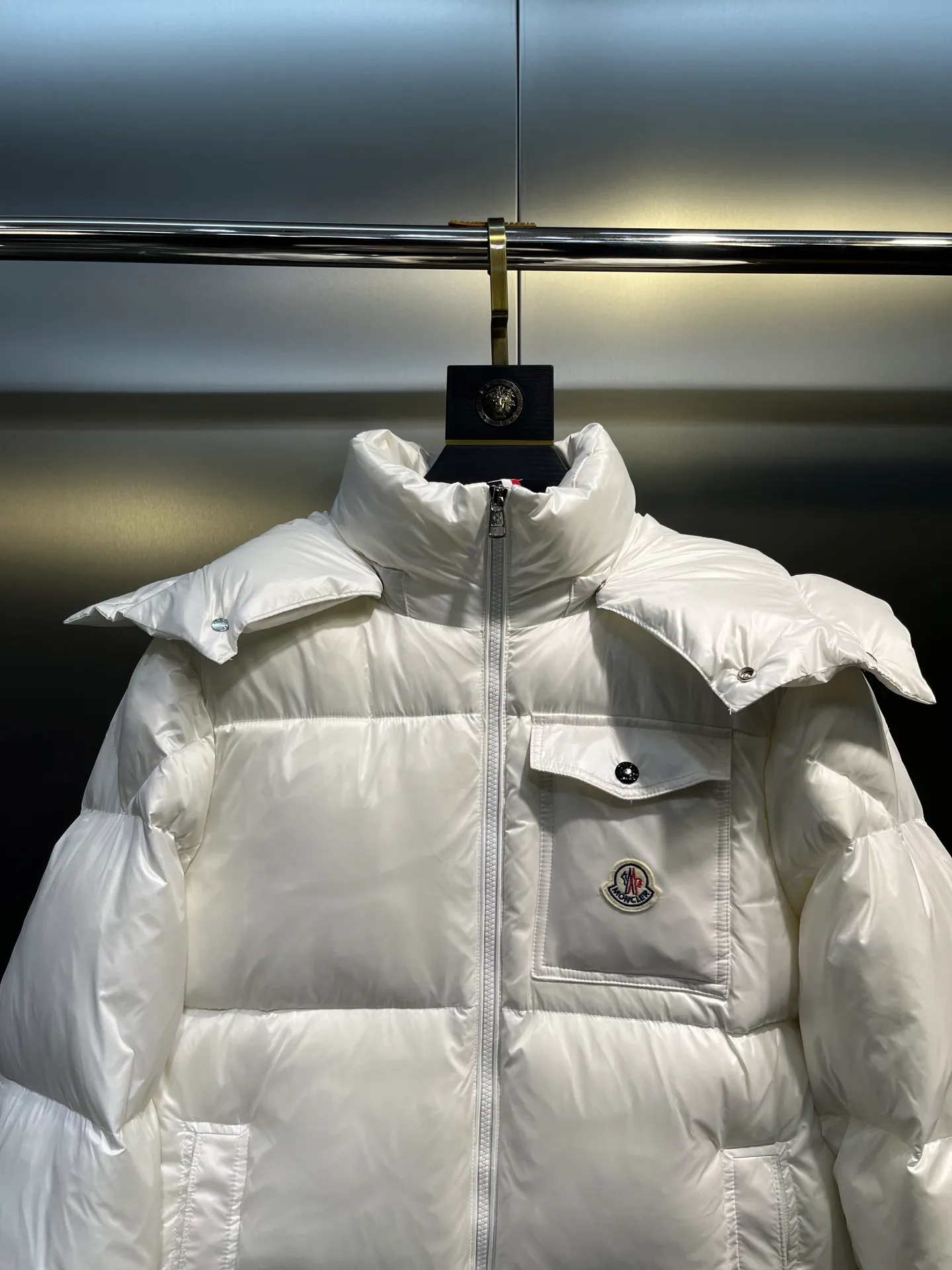 P700 moncler🌟 Black Mouth Rainbow Strips🌈 (double zipper, top version comes with handbag) Moncler Moncler Moncler Maya Ribbon Double Zipper Series Classic and versatile down jacket for men and women. There are too many versions on the market, quality and price are proportional. ➖Authentic synchronous anti-counterfeiting chip induction! ➖The high version of the classic series will never be misleading like false goose down! ➖15d nylon fabric lining is of the highest standard, never velvet! ➖The original Velcro is durable, and the accessories and hardware are all custom-made from the original factory, 100% restoring the replica quality! ➖The perfect combination of every link ensures the smoothness of every piece of clothing, the Rolls-Royce of down jackets!   Size: 1-5