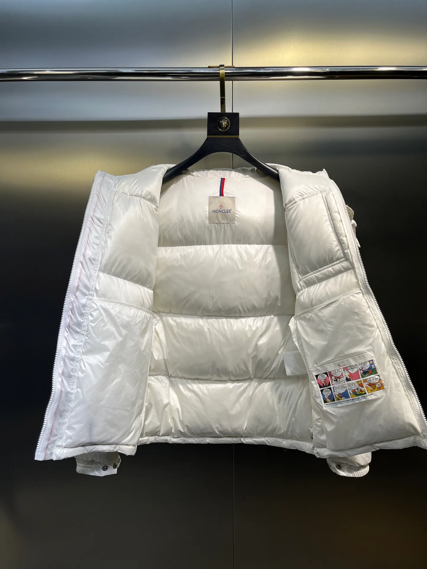 P700 moncler🌟 Black Mouth Rainbow Strips🌈 (double zipper, top version comes with handbag) Moncler Moncler Moncler Maya Ribbon Double Zipper Series Classic and versatile down jacket for men and women. There are too many versions on the market, quality and price are proportional. ➖Authentic synchronous anti-counterfeiting chip induction! ➖The high version of the classic series will never be misleading like false goose down! ➖15d nylon fabric lining is of the highest standard, never velvet! ➖The original Velcro is durable, and the accessories and hardware are all custom-made from the original factory, 100% restoring the replica quality! ➖The perfect combination of every link ensures the smoothness of every piece of clothing, the Rolls-Royce of down jackets!   Size: 1-5