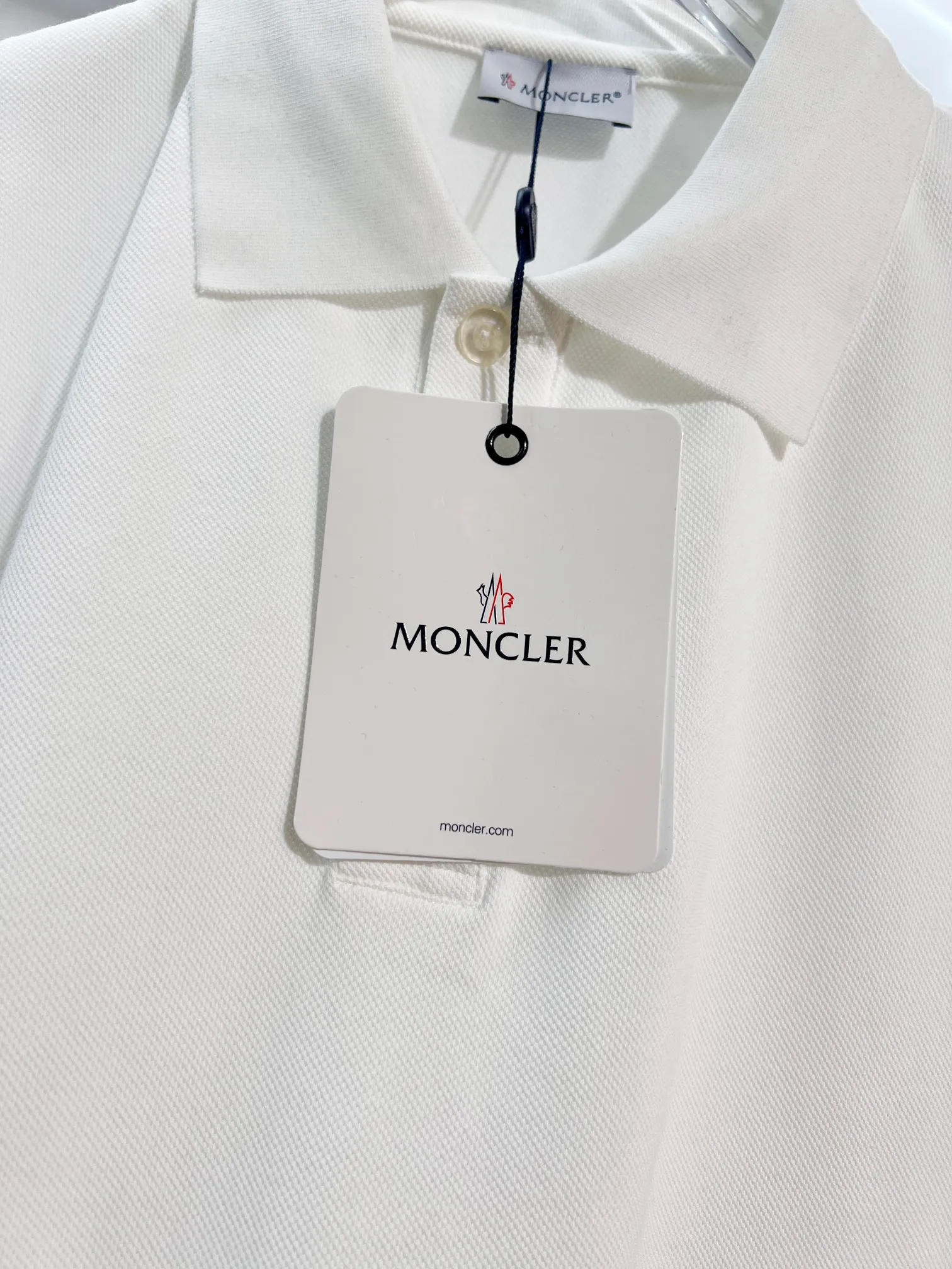 P180 MONCLER/muzzle casual short-sleeved lapel polo shirt, brand classic, simple, contrasting color stripes on the sleeves, small badge letter LOGO, same style for men and women, 2026ss new early spring official synchronization, high version, high quality, fashionable personality, versatile trend, pure original quality, custom pique fabric, tag, collar label, washed wheat, three labels complete, color: black, white. Size: S M L XL XXL