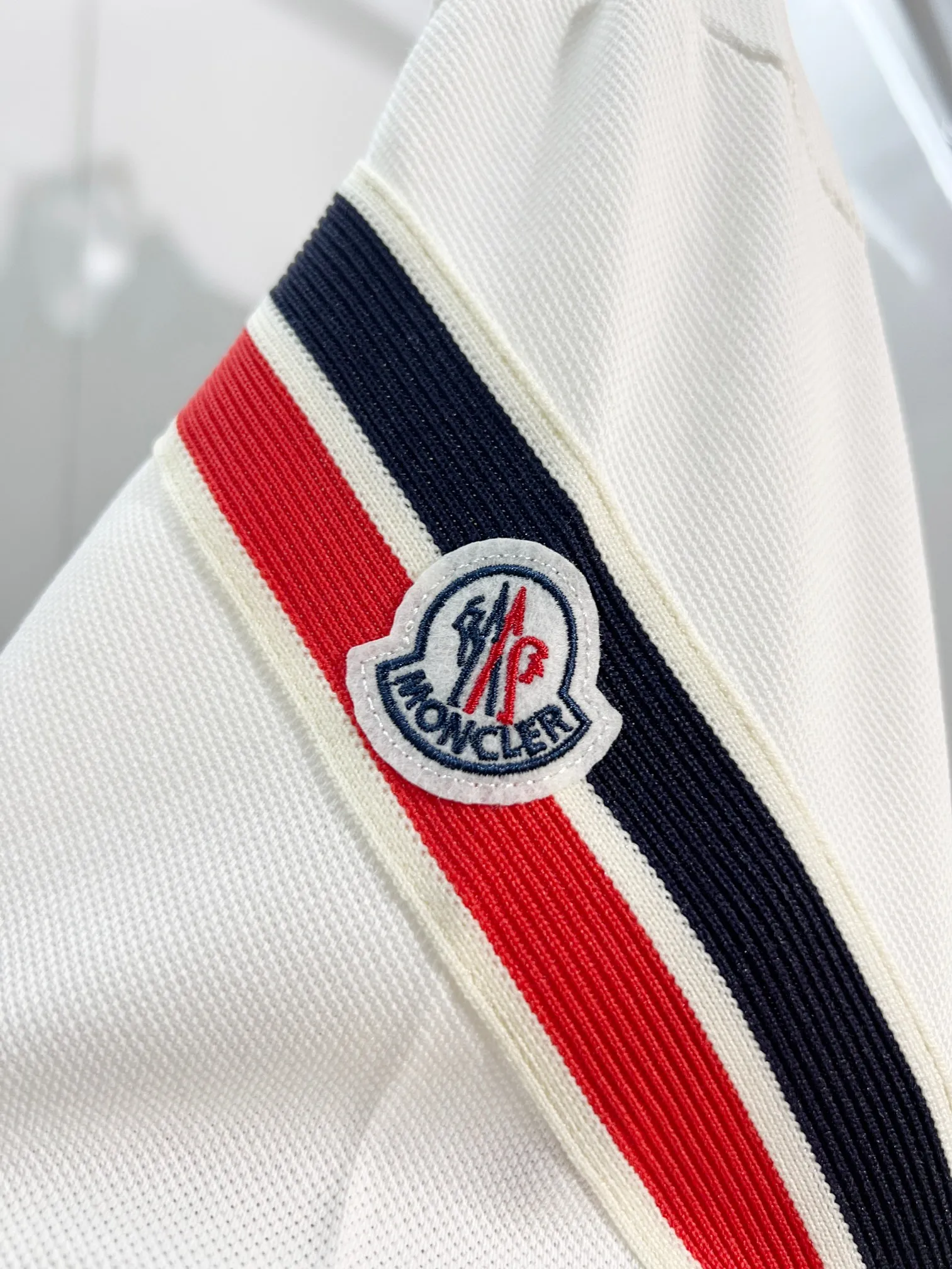 P180 MONCLER/muzzle casual short-sleeved lapel polo shirt, brand classic, simple, contrasting color stripes on the sleeves, small badge letter LOGO, same style for men and women, 2026ss new early spring official synchronization, high version, high quality, fashionable personality, versatile trend, pure original quality, custom pique fabric, tag, collar label, washed wheat, three labels complete, color: black, white. Size: S M L XL XXL