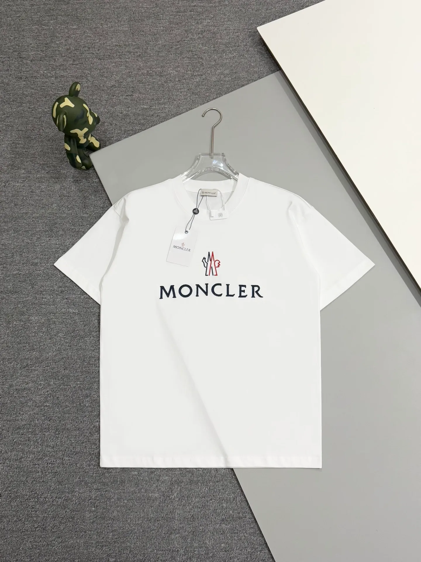 P160 [High Quality] Moncler ss25 spring and summer new model debuts the latest short-sleeved round neck T-shirt, high-end custom design, avant-garde and fashionable! The brand logo is embroidered on the front and back with heavy craftsmanship. High-end customized 32-count 280g fabric. Soft to the touch. Comfortable to wear. Exquisite stitching. Fine workmanship. The upper body effect is incomparably handsome! A must-have item for a stylish man! Color: black, white Size: S to xL