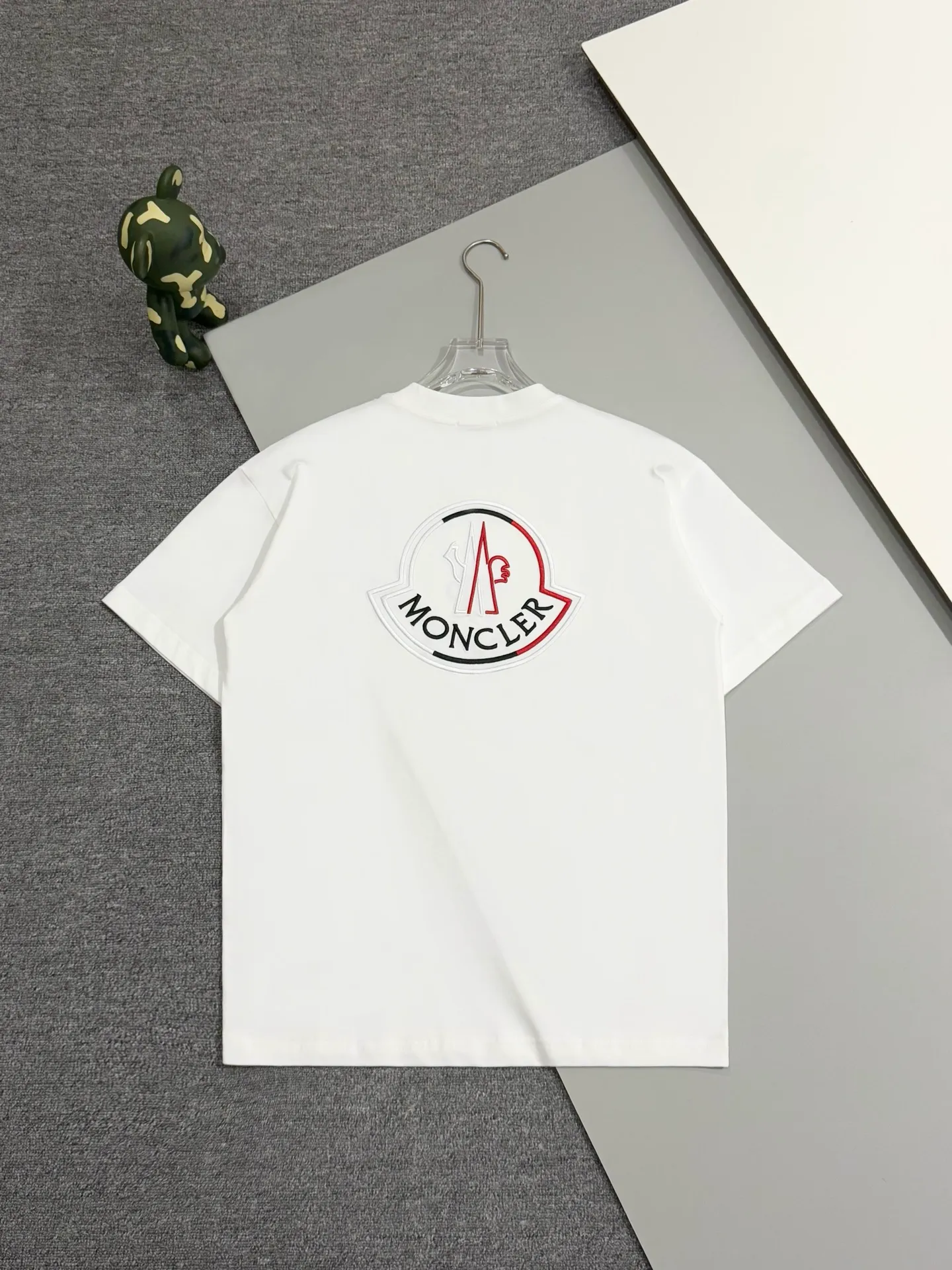 P160 [High Quality] Moncler ss25 spring and summer new model debuts the latest short-sleeved round neck T-shirt, high-end custom design, avant-garde and fashionable! The brand logo is embroidered on the front and back with heavy craftsmanship. High-end customized 32-count 280g fabric. Soft to the touch. Comfortable to wear. Exquisite stitching. Fine workmanship. The upper body effect is incomparably handsome! A must-have item for a stylish man! Color: black, white Size: S to xL