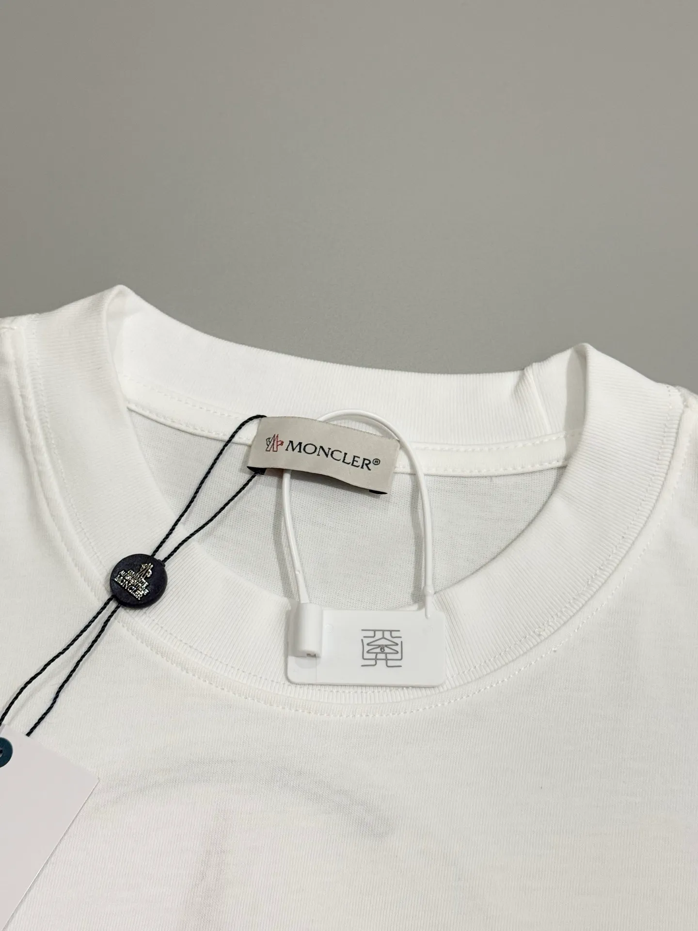 P160 [High Quality] Moncler ss25 spring and summer new model debuts the latest short-sleeved round neck T-shirt, high-end custom design, avant-garde and fashionable! The brand logo is embroidered on the front and back with heavy craftsmanship. High-end customized 32-count 280g fabric. Soft to the touch. Comfortable to wear. Exquisite stitching. Fine workmanship. The upper body effect is incomparably handsome! A must-have item for a stylish man! Color: black, white Size: S to xL
