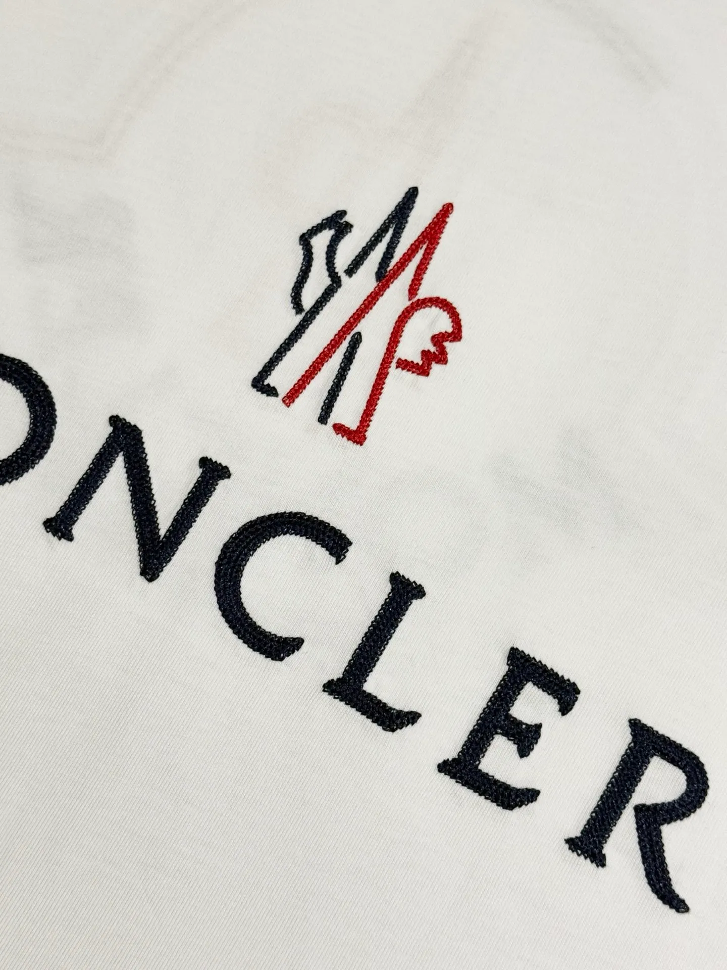 P160 [High Quality] Moncler ss25 spring and summer new model debuts the latest short-sleeved round neck T-shirt, high-end custom design, avant-garde and fashionable! The brand logo is embroidered on the front and back with heavy craftsmanship. High-end customized 32-count 280g fabric. Soft to the touch. Comfortable to wear. Exquisite stitching. Fine workmanship. The upper body effect is incomparably handsome! A must-have item for a stylish man! Color: black, white Size: S to xL