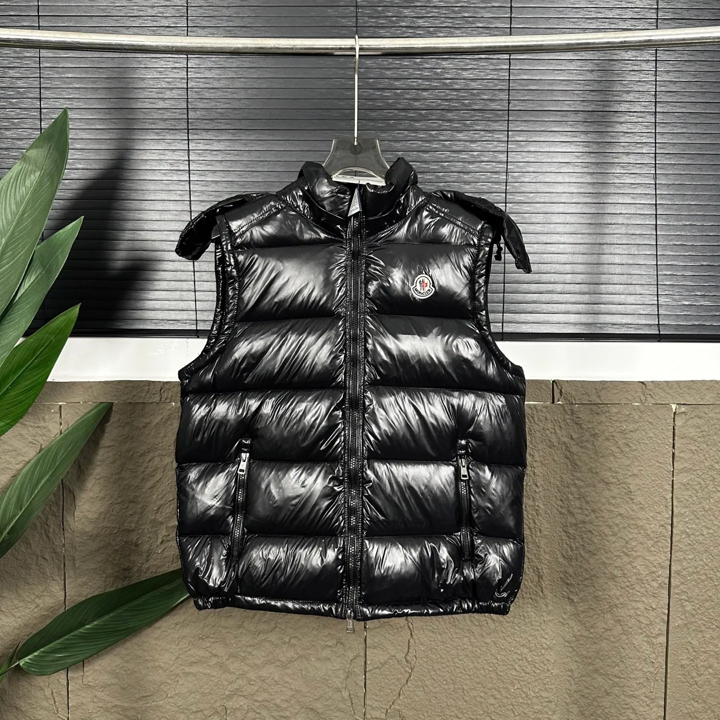 P400 Top real shot, differentiated currency] 𝗠𝗼𝗻𝗰𝗲𝗿/Mask Down Vest Model No. DJ77101 The Maya/Maya Down Vest Moncler Archives Collection has been waiting for a year. The maya down vest is made of iconic shiny lacquered nylon and is equipped with high-performance details to provide warmth and protection. This Moncler classic piece is equipped with a detachable hood to enhance the protective performance of the overall design. •NFC chip anti-counterfeiting •Made of lacquered nylon •Painted nylon •Filled with down •Detachable hood •Zipper closure •Outer pocket with zipper closure •Elastic drawstring at the hem The detachable hood gives this down vest more matching options. Toray glossy outer material is provided by customers. 15D nylon fabric/lining is of the highest standard. The fabric feels smooth and has a very textured feel. The entire down jacket has four layers of fabric in total, and the two inner layers are made of the best 400D liner cloth and woolen! It is filled with imported European standard 90% white duck down, with high fluffiness, high gram weight and down content. The feel is excellent in all aspects. You can hardly feel the hair stalks, and you don’t have to worry about the velvet problem. It can effectively lock in and collect heat. You can feel its plump state by looking at the real photos. It is quite light on the upper body and does not feel bloated at all. Double zipper pockets on both sides, No. 5 resin zipper closure method; soft and not stuck; there is no problem in putting a mobile phone card holder! The resin zipper blocks the wind; it blocks the cold wind in the cold winter! Original durable accessories and hardware ~ all made to order! It shows the aura of big brands everywhere, highlights the high-end style and quality, is simple and elegant, and looks good no matter how you wear it. Mengkou has been focusing on production for 8 years. The perfect combination of every link ensures the smoothness of each piece of clothing. It is the Rolls-Royce of down jackets~ Color: Black Size: 1-2-3-4-5