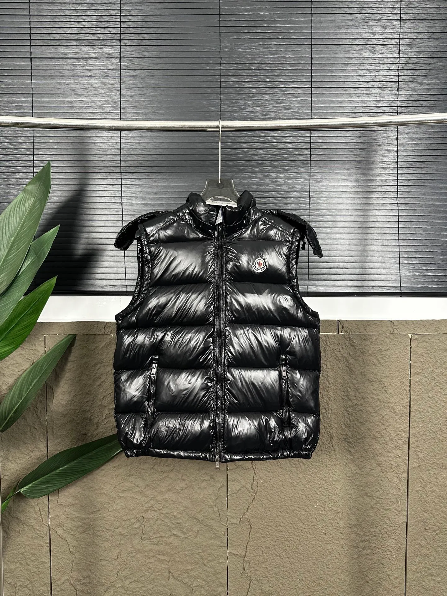 P400 Top real shot, differentiated currency] 𝗠𝗼𝗻𝗰𝗲𝗿/Mask Down Vest Model No. DJ77101 The Maya/Maya Down Vest Moncler Archives Collection has been waiting for a year. The maya down vest is made of iconic shiny lacquered nylon and is equipped with high-performance details to provide warmth and protection. This Moncler classic piece is equipped with a detachable hood to enhance the protective performance of the overall design. •NFC chip anti-counterfeiting •Made of lacquered nylon •Painted nylon •Filled with down •Detachable hood •Zipper closure •Outer pocket with zipper closure •Elastic drawstring at the hem The detachable hood gives this down vest more matching options. Toray glossy outer material is provided by customers. 15D nylon fabric/lining is of the highest standard. The fabric feels smooth and has a very textured feel. The entire down jacket has four layers of fabric in total, and the two inner layers are made of the best 400D liner cloth and woolen! It is filled with imported European standard 90% white duck down, with high fluffiness, high gram weight and down content. The feel is excellent in all aspects. You can hardly feel the hair stalks, and you don’t have to worry about the velvet problem. It can effectively lock in and collect heat. You can feel its plump state by looking at the real photos. It is quite light on the upper body and does not feel bloated at all. Double zipper pockets on both sides, No. 5 resin zipper closure method; soft and not stuck; there is no problem in putting a mobile phone card holder! The resin zipper blocks the wind; it blocks the cold wind in the cold winter! Original durable accessories and hardware ~ all made to order! It shows the aura of big brands everywhere, highlights the high-end style and quality, is simple and elegant, and looks good no matter how you wear it. Mengkou has been focusing on production for 8 years. The perfect combination of every link ensures the smoothness of each piece of clothing. It is the Rolls-Royce of down jackets~ Color: Black Size: 1-2-3-4-5