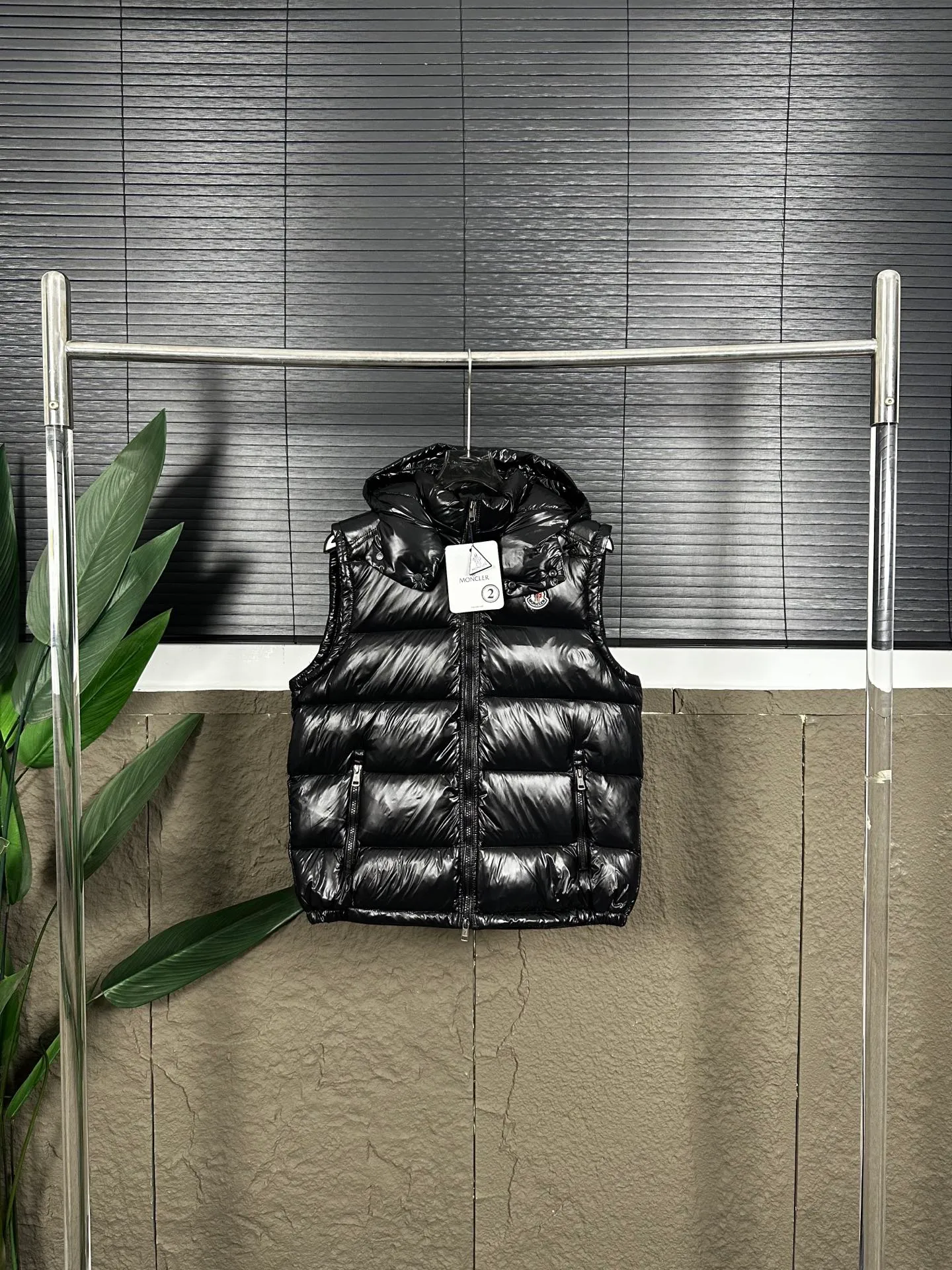 P400 Top real shot, differentiated currency] 𝗠𝗼𝗻𝗰𝗲𝗿/Mask Down Vest Model No. DJ77101 The Maya/Maya Down Vest Moncler Archives Collection has been waiting for a year. The maya down vest is made of iconic shiny lacquered nylon and is equipped with high-performance details to provide warmth and protection. This Moncler classic piece is equipped with a detachable hood to enhance the protective performance of the overall design. •NFC chip anti-counterfeiting •Made of lacquered nylon •Painted nylon •Filled with down •Detachable hood •Zipper closure •Outer pocket with zipper closure •Elastic drawstring at the hem The detachable hood gives this down vest more matching options. Toray glossy outer material is provided by customers. 15D nylon fabric/lining is of the highest standard. The fabric feels smooth and has a very textured feel. The entire down jacket has four layers of fabric in total, and the two inner layers are made of the best 400D liner cloth and woolen! It is filled with imported European standard 90% white duck down, with high fluffiness, high gram weight and down content. The feel is excellent in all aspects. You can hardly feel the hair stalks, and you don’t have to worry about the velvet problem. It can effectively lock in and collect heat. You can feel its plump state by looking at the real photos. It is quite light on the upper body and does not feel bloated at all. Double zipper pockets on both sides, No. 5 resin zipper closure method; soft and not stuck; there is no problem in putting a mobile phone card holder! The resin zipper blocks the wind; it blocks the cold wind in the cold winter! Original durable accessories and hardware ~ all made to order! It shows the aura of big brands everywhere, highlights the high-end style and quality, is simple and elegant, and looks good no matter how you wear it. Mengkou has been focusing on production for 8 years. The perfect combination of every link ensures the smoothness of each piece of clothing. It is the Rolls-Royce of down jackets~ Color: Black Size: 1-2-3-4-5