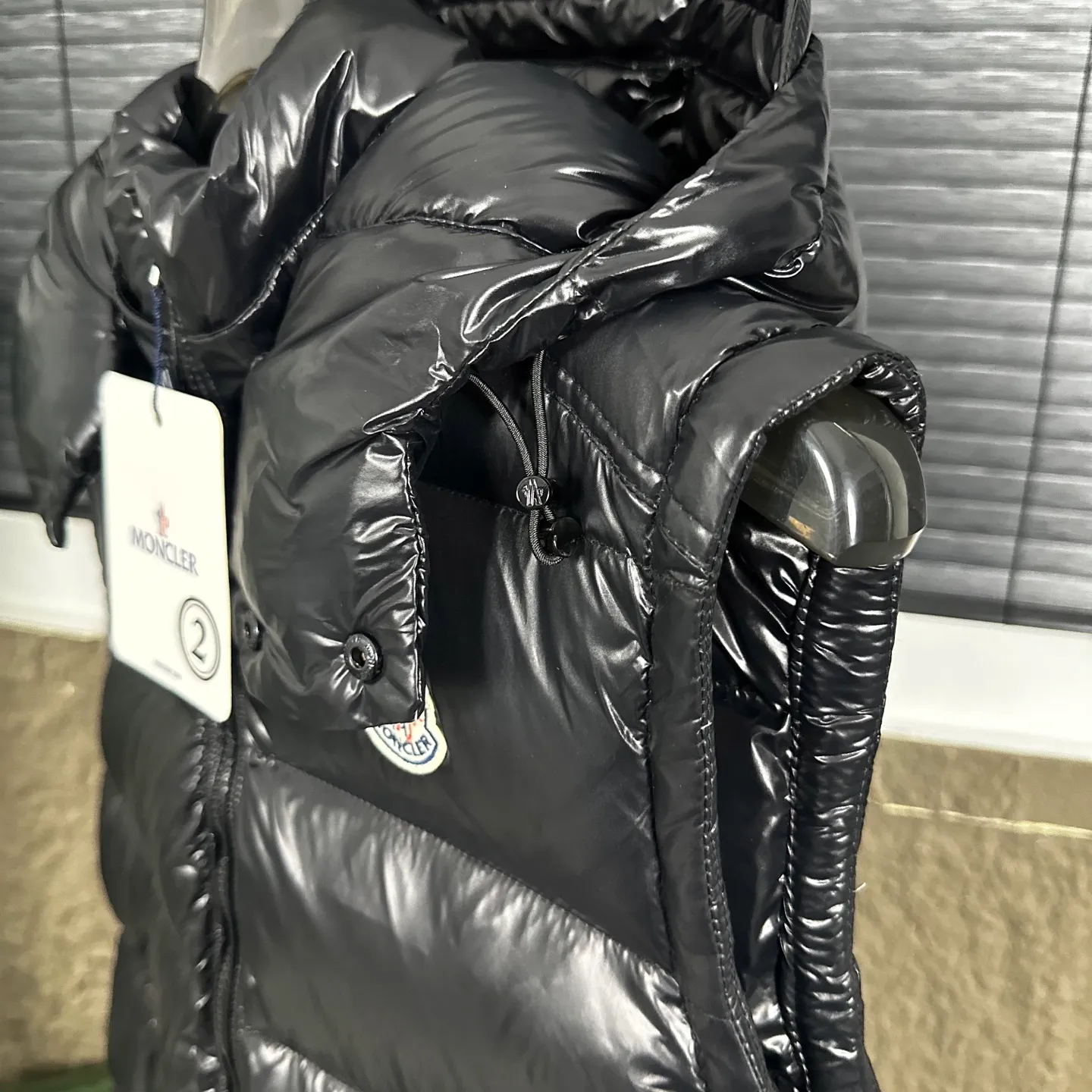 P400 Top real shot, differentiated currency] 𝗠𝗼𝗻𝗰𝗲𝗿/Mask Down Vest Model No. DJ77101 The Maya/Maya Down Vest Moncler Archives Collection has been waiting for a year. The maya down vest is made of iconic shiny lacquered nylon and is equipped with high-performance details to provide warmth and protection. This Moncler classic piece is equipped with a detachable hood to enhance the protective performance of the overall design. •NFC chip anti-counterfeiting •Made of lacquered nylon •Painted nylon •Filled with down •Detachable hood •Zipper closure •Outer pocket with zipper closure •Elastic drawstring at the hem The detachable hood gives this down vest more matching options. Toray glossy outer material is provided by customers. 15D nylon fabric/lining is of the highest standard. The fabric feels smooth and has a very textured feel. The entire down jacket has four layers of fabric in total, and the two inner layers are made of the best 400D liner cloth and woolen! It is filled with imported European standard 90% white duck down, with high fluffiness, high gram weight and down content. The feel is excellent in all aspects. You can hardly feel the hair stalks, and you don’t have to worry about the velvet problem. It can effectively lock in and collect heat. You can feel its plump state by looking at the real photos. It is quite light on the upper body and does not feel bloated at all. Double zipper pockets on both sides, No. 5 resin zipper closure method; soft and not stuck; there is no problem in putting a mobile phone card holder! The resin zipper blocks the wind; it blocks the cold wind in the cold winter! Original durable accessories and hardware ~ all made to order! It shows the aura of big brands everywhere, highlights the high-end style and quality, is simple and elegant, and looks good no matter how you wear it. Mengkou has been focusing on production for 8 years. The perfect combination of every link ensures the smoothness of each piece of clothing. It is the Rolls-Royce of down jackets~ Color: Black Size: 1-2-3-4-5