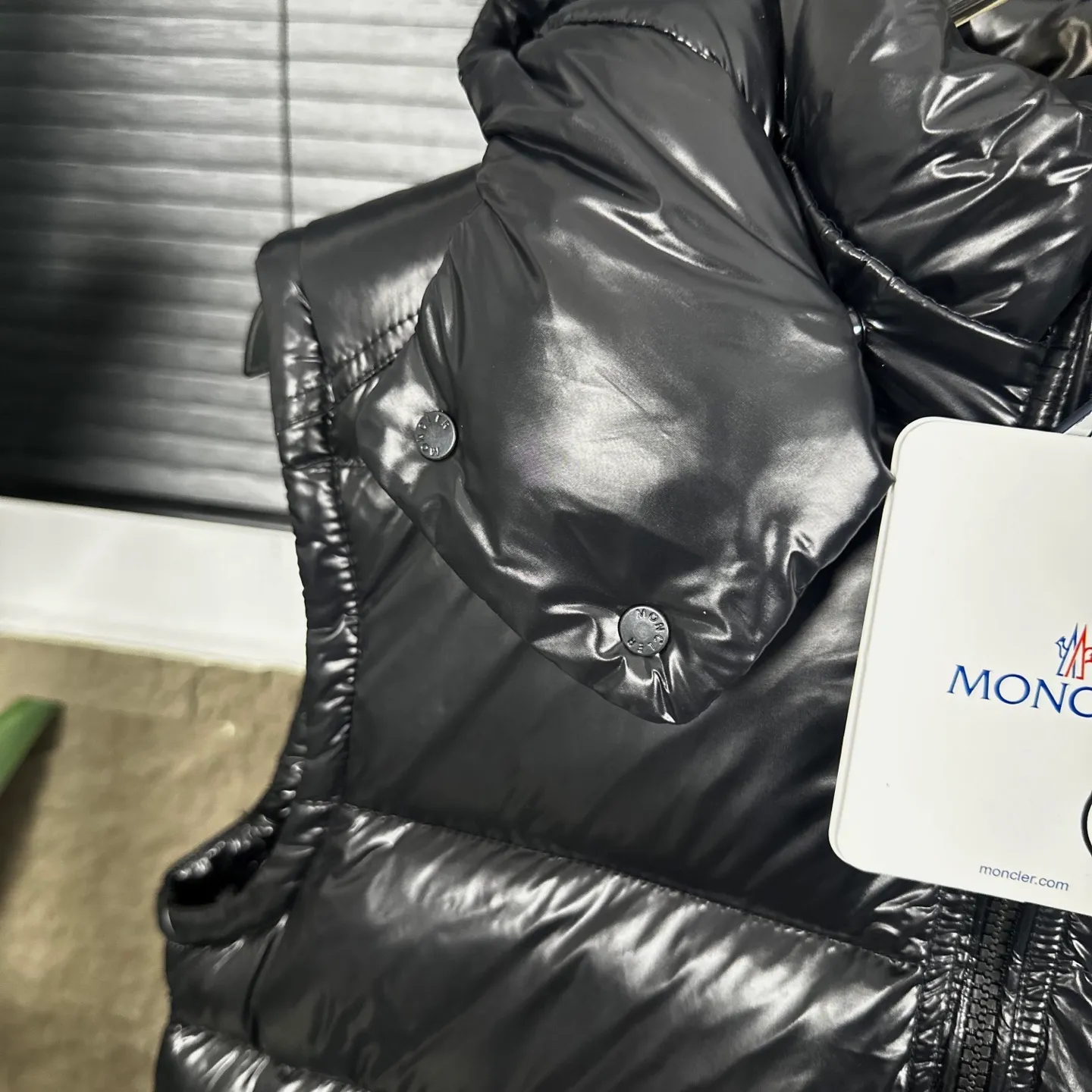 P400 Top real shot, differentiated currency] 𝗠𝗼𝗻𝗰𝗲𝗿/Mask Down Vest Model No. DJ77101 The Maya/Maya Down Vest Moncler Archives Collection has been waiting for a year. The maya down vest is made of iconic shiny lacquered nylon and is equipped with high-performance details to provide warmth and protection. This Moncler classic piece is equipped with a detachable hood to enhance the protective performance of the overall design. •NFC chip anti-counterfeiting •Made of lacquered nylon •Painted nylon •Filled with down •Detachable hood •Zipper closure •Outer pocket with zipper closure •Elastic drawstring at the hem The detachable hood gives this down vest more matching options. Toray glossy outer material is provided by customers. 15D nylon fabric/lining is of the highest standard. The fabric feels smooth and has a very textured feel. The entire down jacket has four layers of fabric in total, and the two inner layers are made of the best 400D liner cloth and woolen! It is filled with imported European standard 90% white duck down, with high fluffiness, high gram weight and down content. The feel is excellent in all aspects. You can hardly feel the hair stalks, and you don’t have to worry about the velvet problem. It can effectively lock in and collect heat. You can feel its plump state by looking at the real photos. It is quite light on the upper body and does not feel bloated at all. Double zipper pockets on both sides, No. 5 resin zipper closure method; soft and not stuck; there is no problem in putting a mobile phone card holder! The resin zipper blocks the wind; it blocks the cold wind in the cold winter! Original durable accessories and hardware ~ all made to order! It shows the aura of big brands everywhere, highlights the high-end style and quality, is simple and elegant, and looks good no matter how you wear it. Mengkou has been focusing on production for 8 years. The perfect combination of every link ensures the smoothness of each piece of clothing. It is the Rolls-Royce of down jackets~ Color: Black Size: 1-2-3-4-5