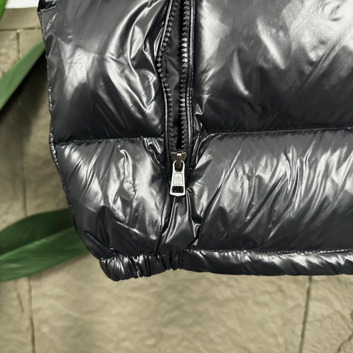P400 Top real shot, differentiated currency] 𝗠𝗼𝗻𝗰𝗲𝗿/Mask Down Vest Model No. DJ77101 The Maya/Maya Down Vest Moncler Archives Collection has been waiting for a year. The maya down vest is made of iconic shiny lacquered nylon and is equipped with high-performance details to provide warmth and protection. This Moncler classic piece is equipped with a detachable hood to enhance the protective performance of the overall design. •NFC chip anti-counterfeiting •Made of lacquered nylon •Painted nylon •Filled with down •Detachable hood •Zipper closure •Outer pocket with zipper closure •Elastic drawstring at the hem The detachable hood gives this down vest more matching options. Toray glossy outer material is provided by customers. 15D nylon fabric/lining is of the highest standard. The fabric feels smooth and has a very textured feel. The entire down jacket has four layers of fabric in total, and the two inner layers are made of the best 400D liner cloth and woolen! It is filled with imported European standard 90% white duck down, with high fluffiness, high gram weight and down content. The feel is excellent in all aspects. You can hardly feel the hair stalks, and you don’t have to worry about the velvet problem. It can effectively lock in and collect heat. You can feel its plump state by looking at the real photos. It is quite light on the upper body and does not feel bloated at all. Double zipper pockets on both sides, No. 5 resin zipper closure method; soft and not stuck; there is no problem in putting a mobile phone card holder! The resin zipper blocks the wind; it blocks the cold wind in the cold winter! Original durable accessories and hardware ~ all made to order! It shows the aura of big brands everywhere, highlights the high-end style and quality, is simple and elegant, and looks good no matter how you wear it. Mengkou has been focusing on production for 8 years. The perfect combination of every link ensures the smoothness of each piece of clothing. It is the Rolls-Royce of down jackets~ Color: Black Size: 1-2-3-4-5