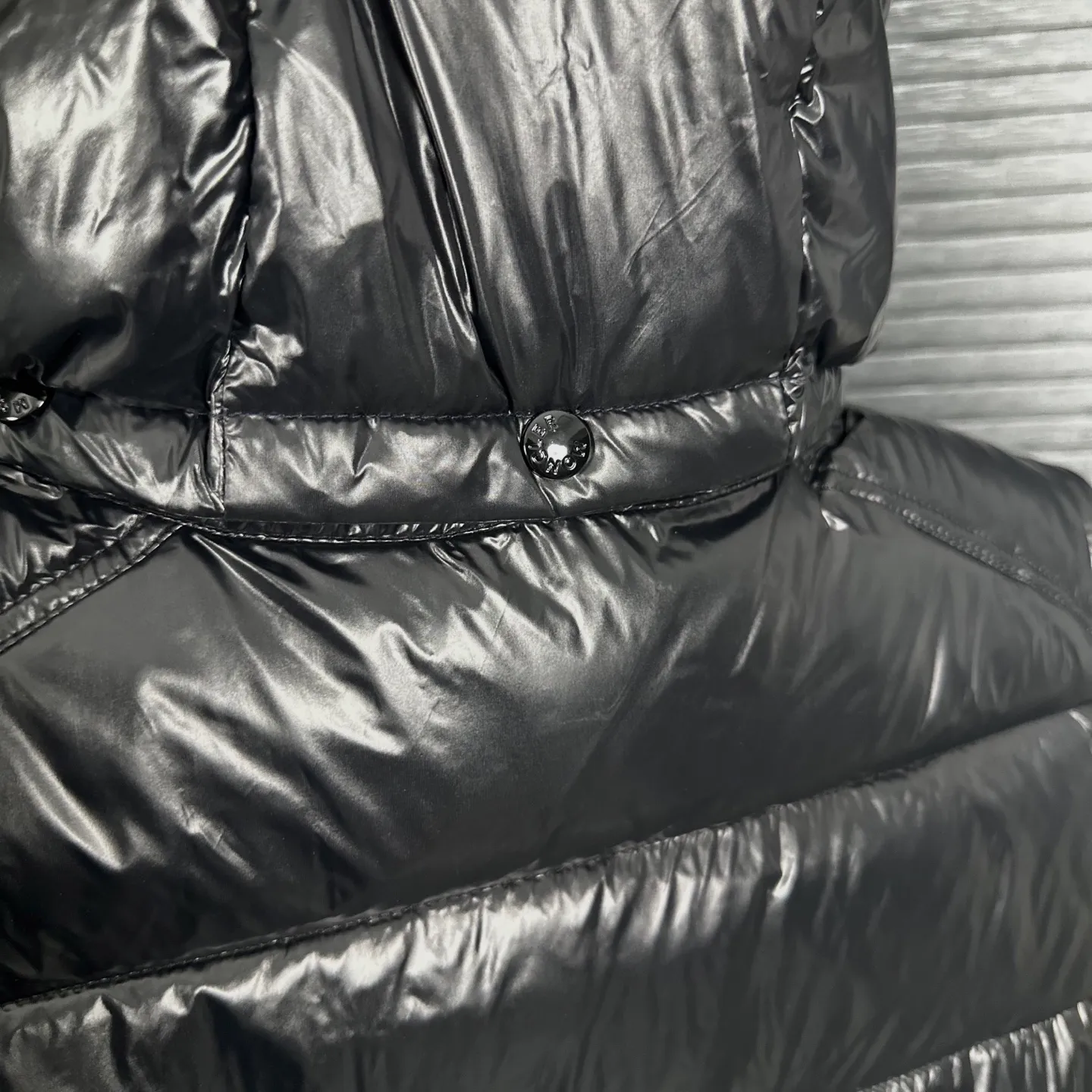 P400 Top real shot, differentiated currency] 𝗠𝗼𝗻𝗰𝗲𝗿/Mask Down Vest Model No. DJ77101 The Maya/Maya Down Vest Moncler Archives Collection has been waiting for a year. The maya down vest is made of iconic shiny lacquered nylon and is equipped with high-performance details to provide warmth and protection. This Moncler classic piece is equipped with a detachable hood to enhance the protective performance of the overall design. •NFC chip anti-counterfeiting •Made of lacquered nylon •Painted nylon •Filled with down •Detachable hood •Zipper closure •Outer pocket with zipper closure •Elastic drawstring at the hem The detachable hood gives this down vest more matching options. Toray glossy outer material is provided by customers. 15D nylon fabric/lining is of the highest standard. The fabric feels smooth and has a very textured feel. The entire down jacket has four layers of fabric in total, and the two inner layers are made of the best 400D liner cloth and woolen! It is filled with imported European standard 90% white duck down, with high fluffiness, high gram weight and down content. The feel is excellent in all aspects. You can hardly feel the hair stalks, and you don’t have to worry about the velvet problem. It can effectively lock in and collect heat. You can feel its plump state by looking at the real photos. It is quite light on the upper body and does not feel bloated at all. Double zipper pockets on both sides, No. 5 resin zipper closure method; soft and not stuck; there is no problem in putting a mobile phone card holder! The resin zipper blocks the wind; it blocks the cold wind in the cold winter! Original durable accessories and hardware ~ all made to order! It shows the aura of big brands everywhere, highlights the high-end style and quality, is simple and elegant, and looks good no matter how you wear it. Mengkou has been focusing on production for 8 years. The perfect combination of every link ensures the smoothness of each piece of clothing. It is the Rolls-Royce of down jackets~ Color: Black Size: 1-2-3-4-5