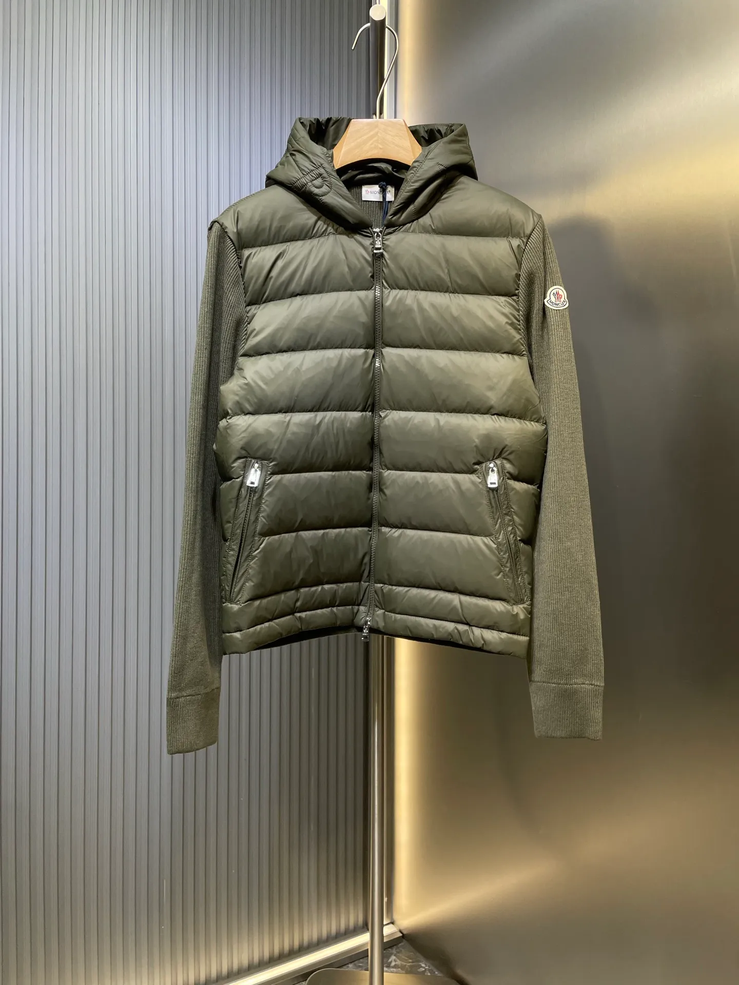 P690 MONCLER 🌟25FW new autumn and winter product Men's padded wool zipper hood This wool hood is equipped with a padded down front and is a practical item suitable for many seasons. This hood features a quilted logo, highlighting the brand's heritage. Designed in a lightweight knit, it's a practical addition to your versatile wardrobe and can be easily worn in milder weather. Made of wool Longue saison lining Longue saison front, filled with down Rib knit 12 gauge Thin soft hood Zip closure Pockets Logo quilting Logo patch Size: s-xxl