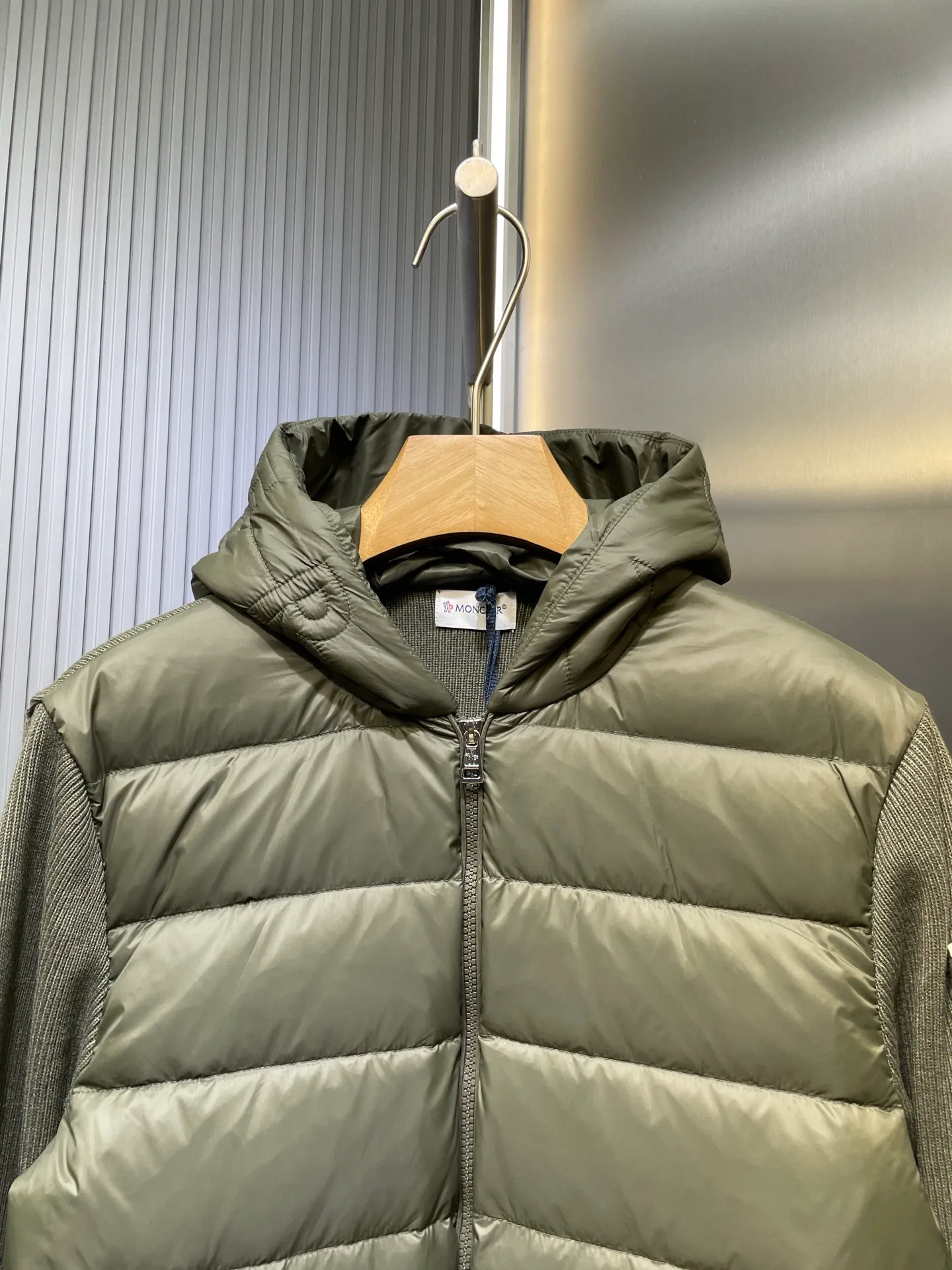 P690 MONCLER 🌟25FW new autumn and winter product Men's padded wool zipper hood This wool hood is equipped with a padded down front and is a practical item suitable for many seasons. This hood features a quilted logo, highlighting the brand's heritage. Designed in a lightweight knit, it's a practical addition to your versatile wardrobe and can be easily worn in milder weather. Made of wool Longue saison lining Longue saison front, filled with down Rib knit 12 gauge Thin soft hood Zip closure Pockets Logo quilting Logo patch Size: s-xxl