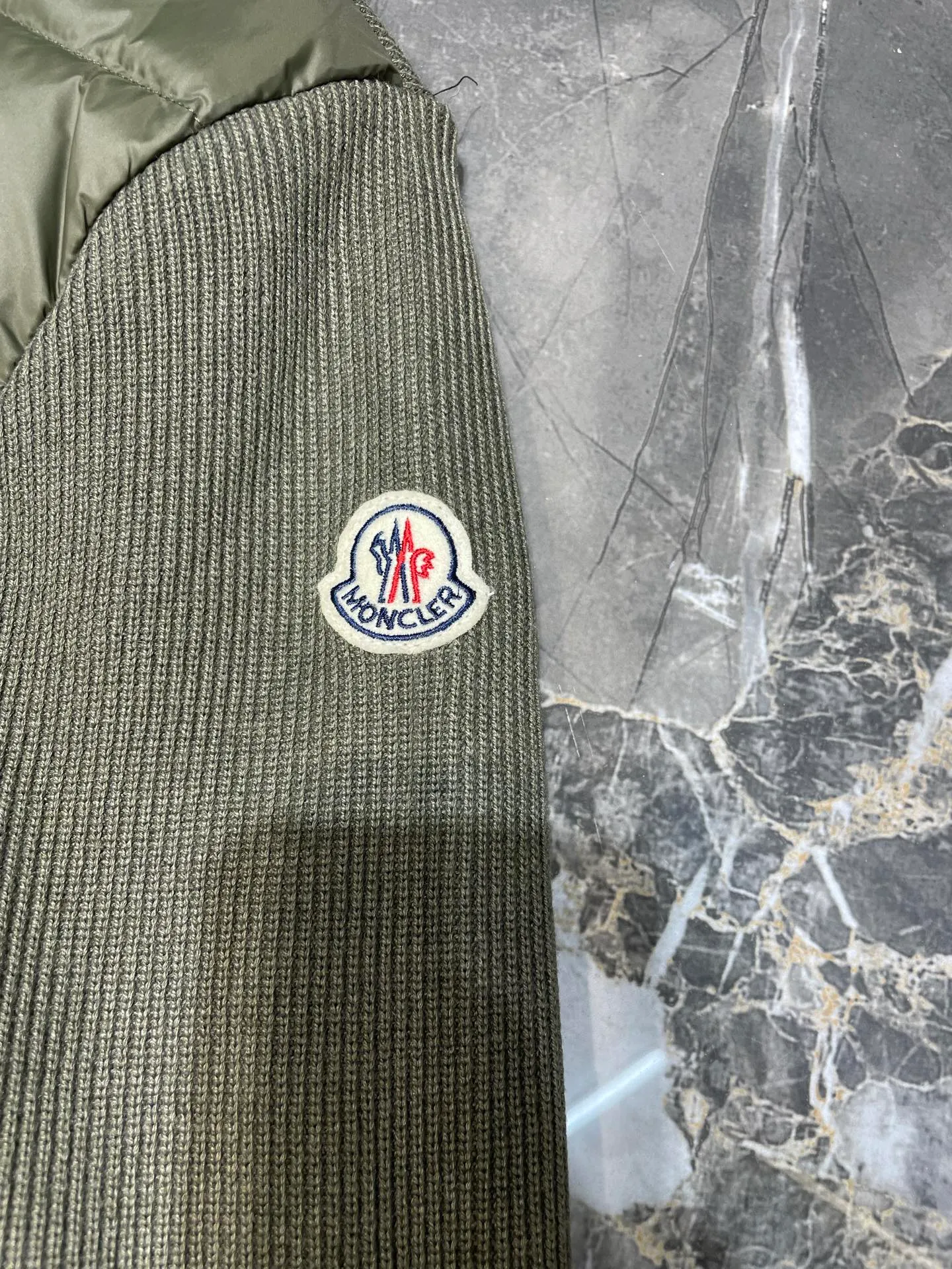 P690 MONCLER 🌟25FW new autumn and winter product Men's padded wool zipper hood This wool hood is equipped with a padded down front and is a practical item suitable for many seasons. This hood features a quilted logo, highlighting the brand's heritage. Designed in a lightweight knit, it's a practical addition to your versatile wardrobe and can be easily worn in milder weather. Made of wool Longue saison lining Longue saison front, filled with down Rib knit 12 gauge Thin soft hood Zip closure Pockets Logo quilting Logo patch Size: s-xxl