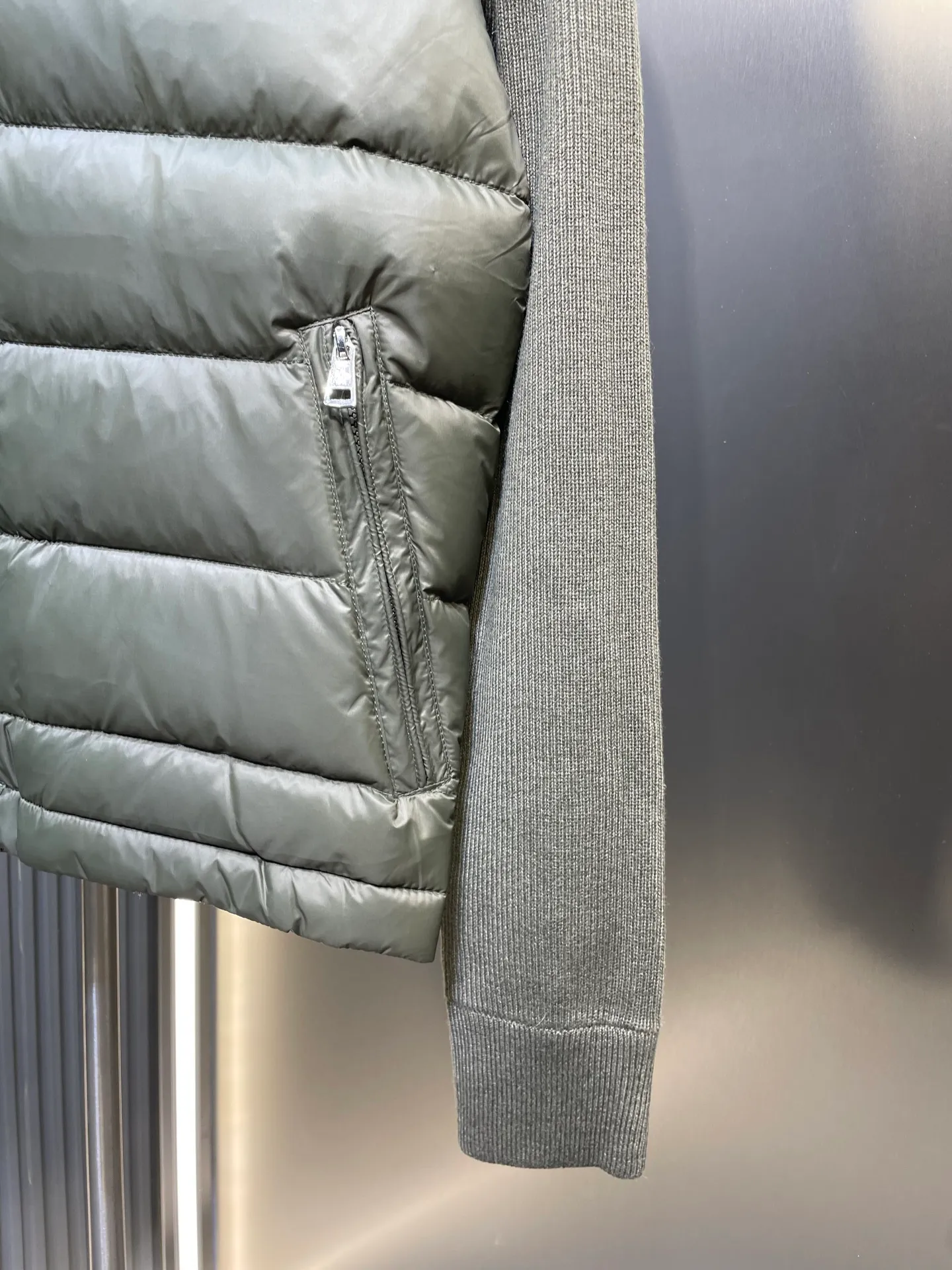 P690 MONCLER 🌟25FW new autumn and winter product Men's padded wool zipper hood This wool hood is equipped with a padded down front and is a practical item suitable for many seasons. This hood features a quilted logo, highlighting the brand's heritage. Designed in a lightweight knit, it's a practical addition to your versatile wardrobe and can be easily worn in milder weather. Made of wool Longue saison lining Longue saison front, filled with down Rib knit 12 gauge Thin soft hood Zip closure Pockets Logo quilting Logo patch Size: s-xxl