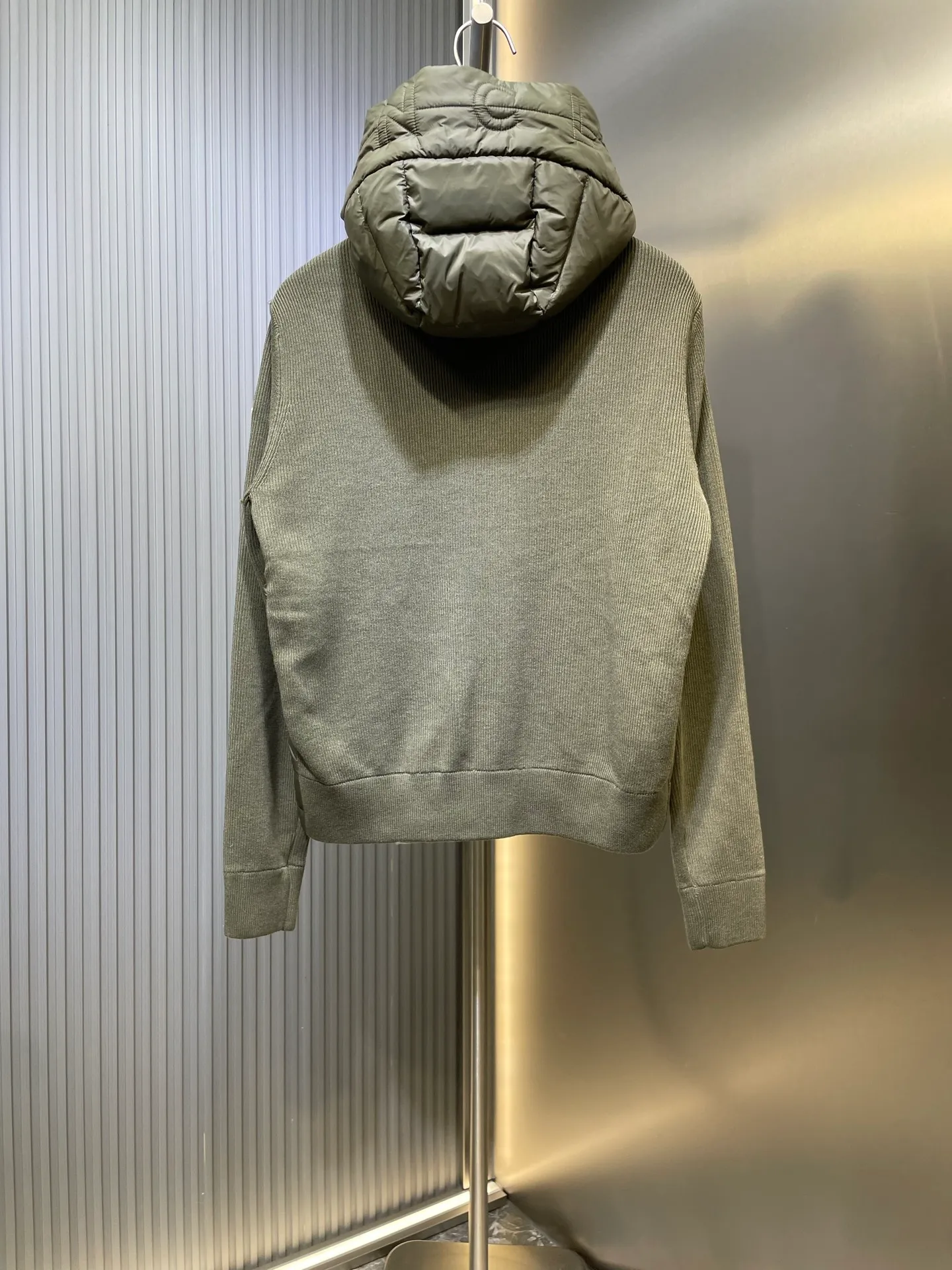 P690 MONCLER 🌟25FW new autumn and winter product Men's padded wool zipper hood This wool hood is equipped with a padded down front and is a practical item suitable for many seasons. This hood features a quilted logo, highlighting the brand's heritage. Designed in a lightweight knit, it's a practical addition to your versatile wardrobe and can be easily worn in milder weather. Made of wool Longue saison lining Longue saison front, filled with down Rib knit 12 gauge Thin soft hood Zip closure Pockets Logo quilting Logo patch Size: s-xxl