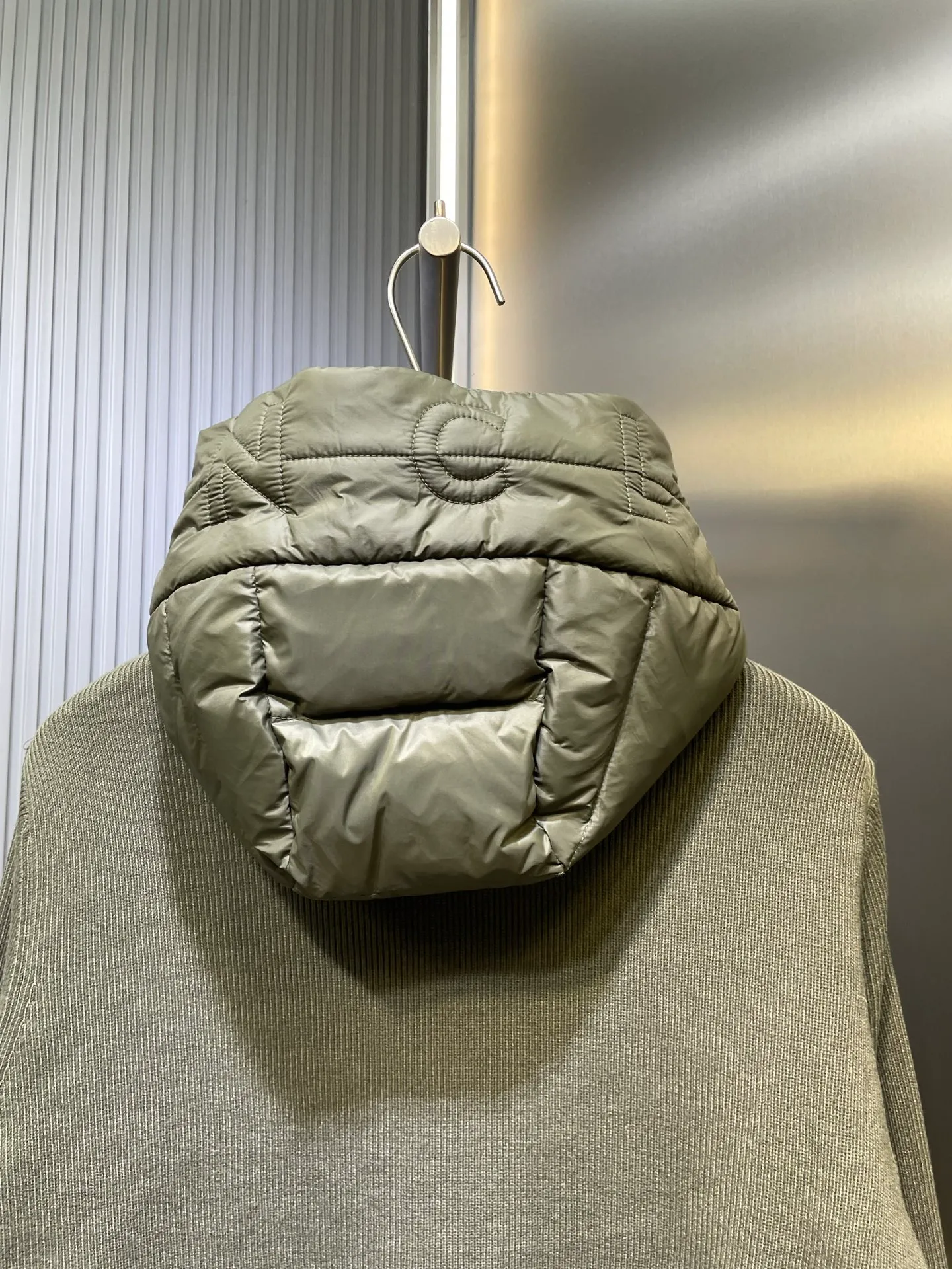 P690 MONCLER 🌟25FW new autumn and winter product Men's padded wool zipper hood This wool hood is equipped with a padded down front and is a practical item suitable for many seasons. This hood features a quilted logo, highlighting the brand's heritage. Designed in a lightweight knit, it's a practical addition to your versatile wardrobe and can be easily worn in milder weather. Made of wool Longue saison lining Longue saison front, filled with down Rib knit 12 gauge Thin soft hood Zip closure Pockets Logo quilting Logo patch Size: s-xxl