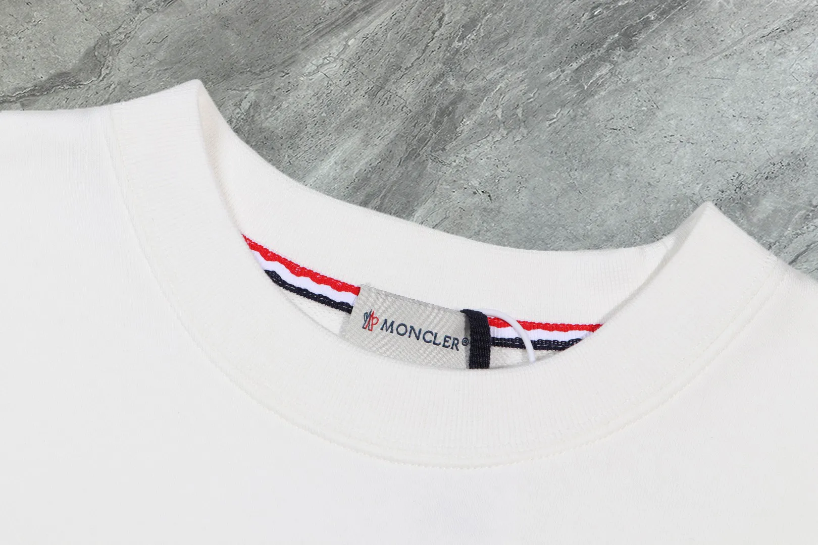 P210 High-version sweatshirt) [Long-term stock] 〖𝐌𝐎𝐍𝐂𝐋𝐄𝐑~Mask〗 Made of 440g heavy-weight fabric. It is different from the market currency. It can be matched with any variety and is properly handsome. 😎The whole dress is made of double waistcoats. The double waistcoats make the whole dress more three-dimensional. Not ordinary factories can do such fine work. 2025 Spring runway version of the T stage, on sale at the counter, round neck terry sweatshirt, high-end double-strand pure cotton, custom-made stretch ribs, dyed in the same vat, complete with three standards, matched with exquisite embroidered LOGO on the chest, simple and advanced, same style for men and women. Color: black, apricot, white, size: S M L XL 2XL