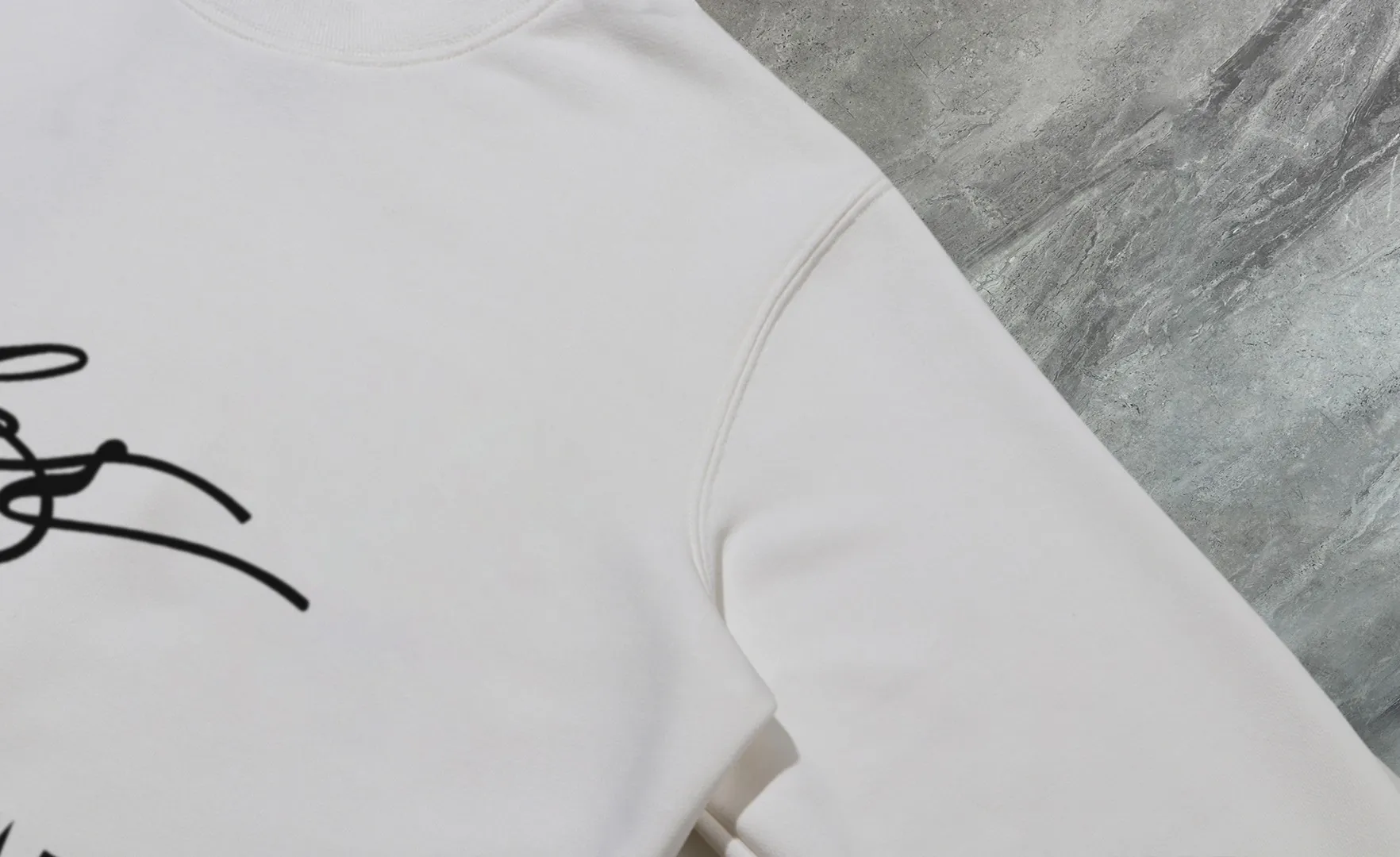 P210 High-version sweatshirt) [Long-term stock] 〖𝐌𝐎𝐍𝐂𝐋𝐄𝐑~Mask〗 Made of 440g heavy-weight fabric. It is different from the market currency. It can be matched with any variety and is properly handsome. 😎The whole dress is made of double waistcoats. The double waistcoats make the whole dress more three-dimensional. Not ordinary factories can do such fine work. 2025 Spring runway version of the T stage, on sale at the counter, round neck terry sweatshirt, high-end double-strand pure cotton, custom-made stretch ribs, dyed in the same vat, complete with three standards, matched with exquisite embroidered LOGO on the chest, simple and advanced, same style for men and women. Color: black, apricot, white, size: S M L XL 2XL