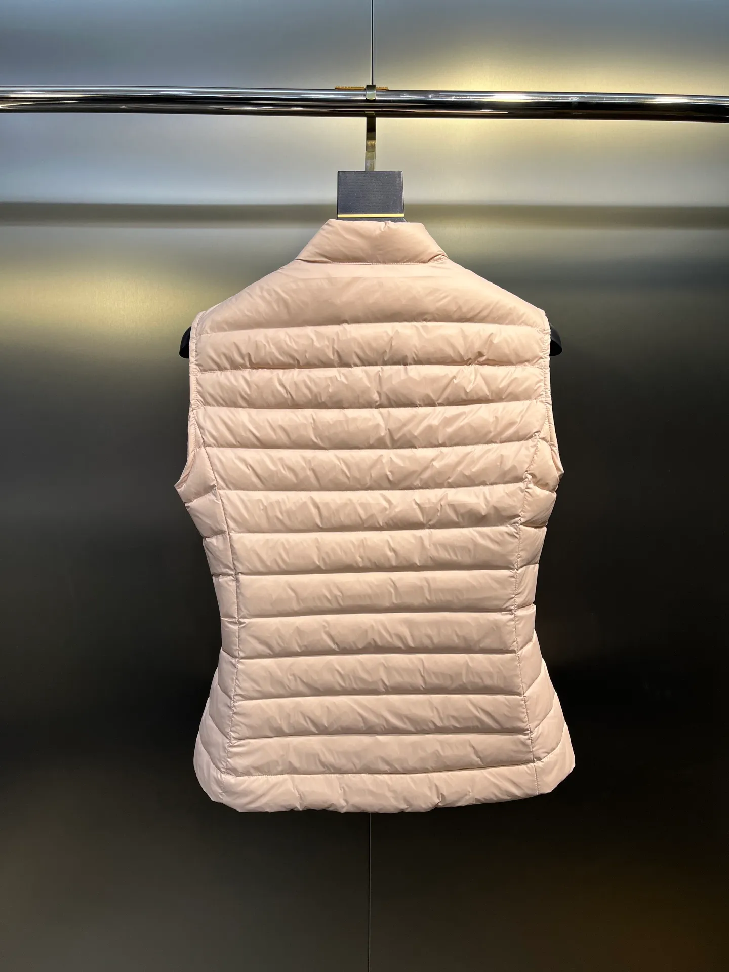 P580 Moncler25 new product Igens women's down vest, versatile and easy to match. Same style for men and women, original customized national standard 90 white duck down filling! Color: black white pink code number: 1234