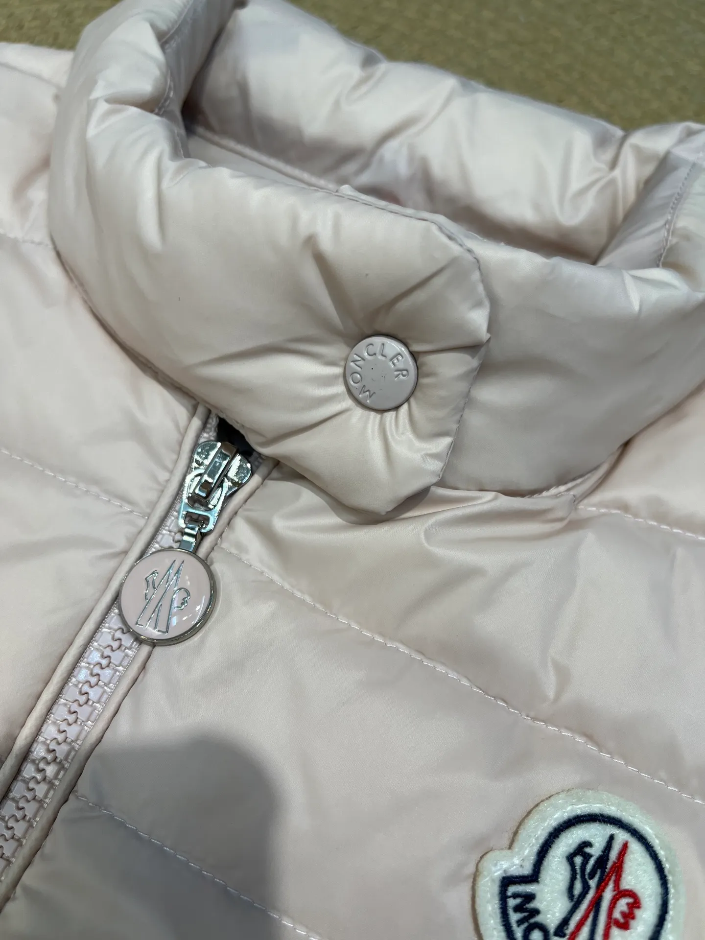 P580 Moncler25 new product Igens women's down vest, versatile and easy to match. Same style for men and women, original customized national standard 90 white duck down filling! Color: black white pink code number: 1234