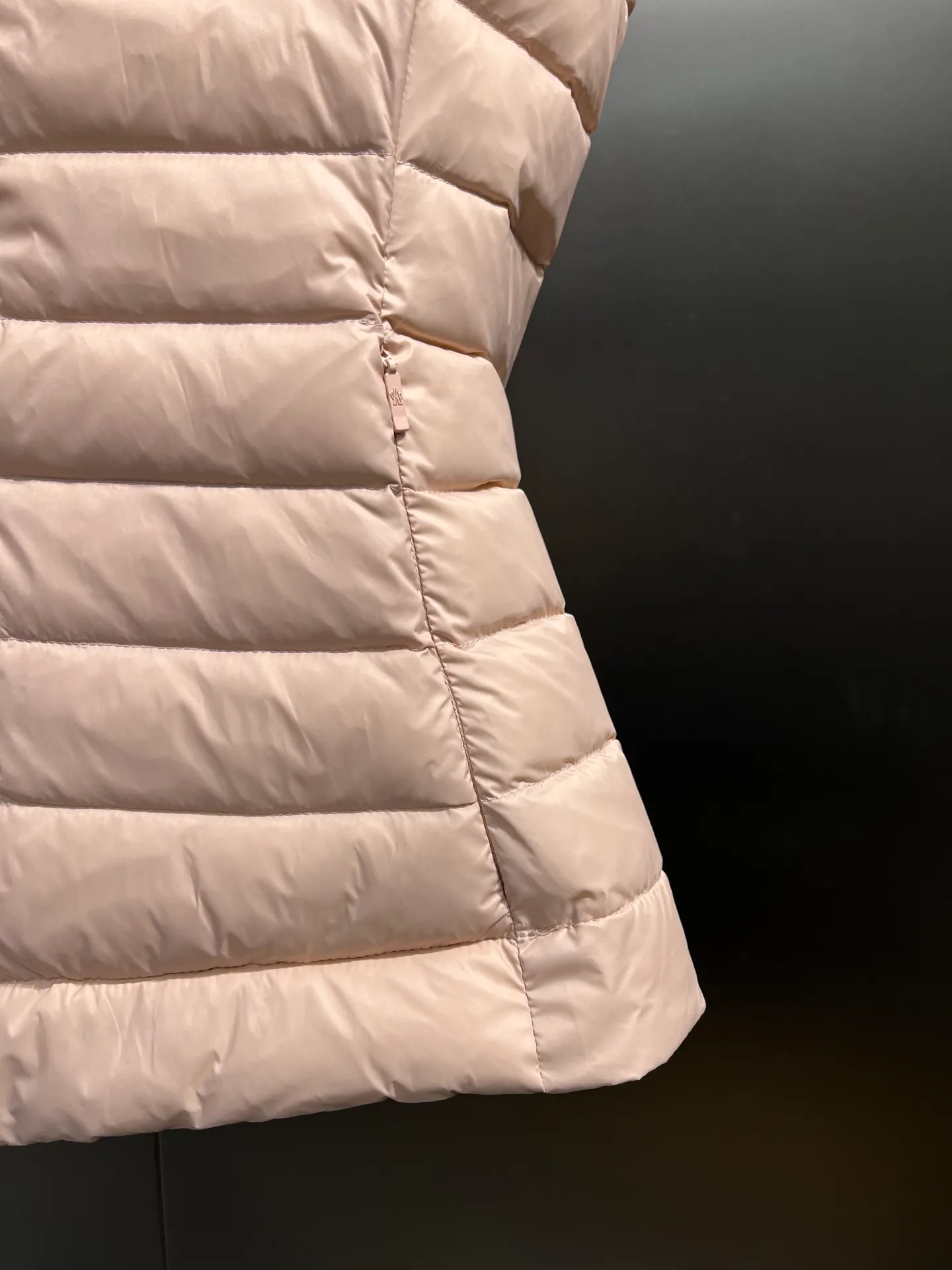 P580 Moncler25 new product Igens women's down vest, versatile and easy to match. Same style for men and women, original customized national standard 90 white duck down filling! Color: black white pink code number: 1234