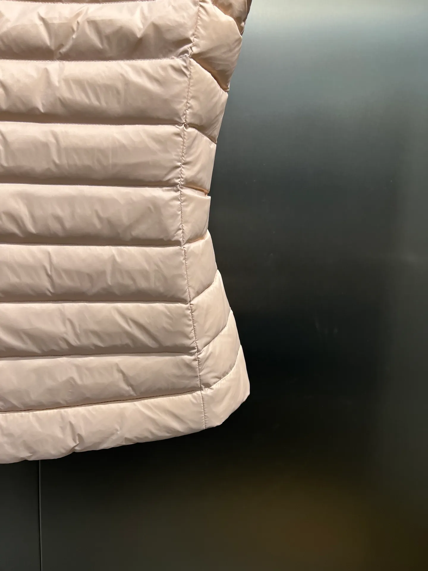 P580 Moncler25 new product Igens women's down vest, versatile and easy to match. Same style for men and women, original customized national standard 90 white duck down filling! Color: black white pink code number: 1234