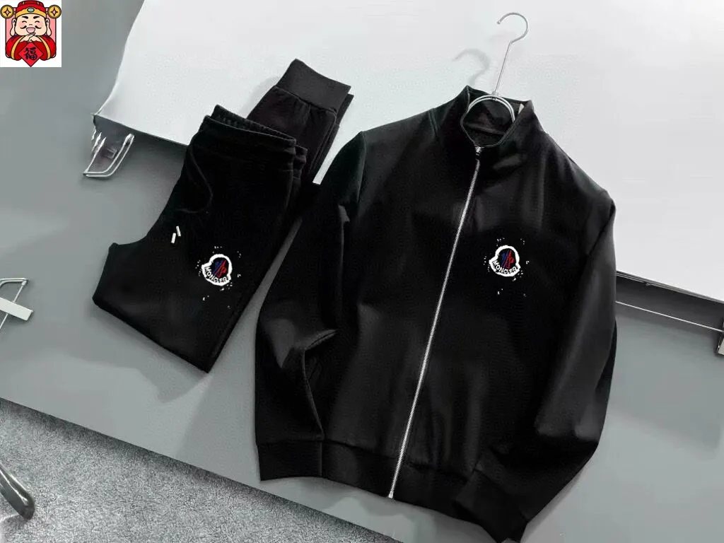 P400 💰 [MONCLER Mouth Covering] (Gospel for Fatty) Hot-selling suit is here. Focus on the original version of the official website. 2025 new hot-selling cardigan sweater suit. The original order is the best product. 🇭🇰The meticulous work of top designers. Just for a fitting and perfect upper body effect. 100% natural high-quality Roman cotton, close-fitting comfort, noble and elegant! Original hardware embodies elegance and nobility! Counter size: M-5XL (maximum wear up to 220 pounds)