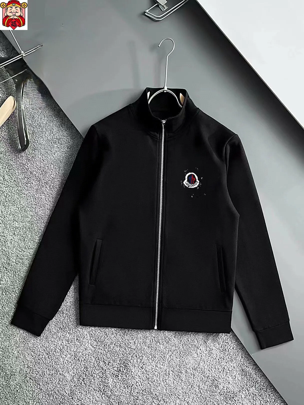 P400 💰 [MONCLER Mouth Covering] (Gospel for Fatty) Hot-selling suit is here. Focus on the original version of the official website. 2025 new hot-selling cardigan sweater suit. The original order is the best product. 🇭🇰The meticulous work of top designers. Just for a fitting and perfect upper body effect. 100% natural high-quality Roman cotton, close-fitting comfort, noble and elegant! Original hardware embodies elegance and nobility! Counter size: M-5XL (maximum wear up to 220 pounds)